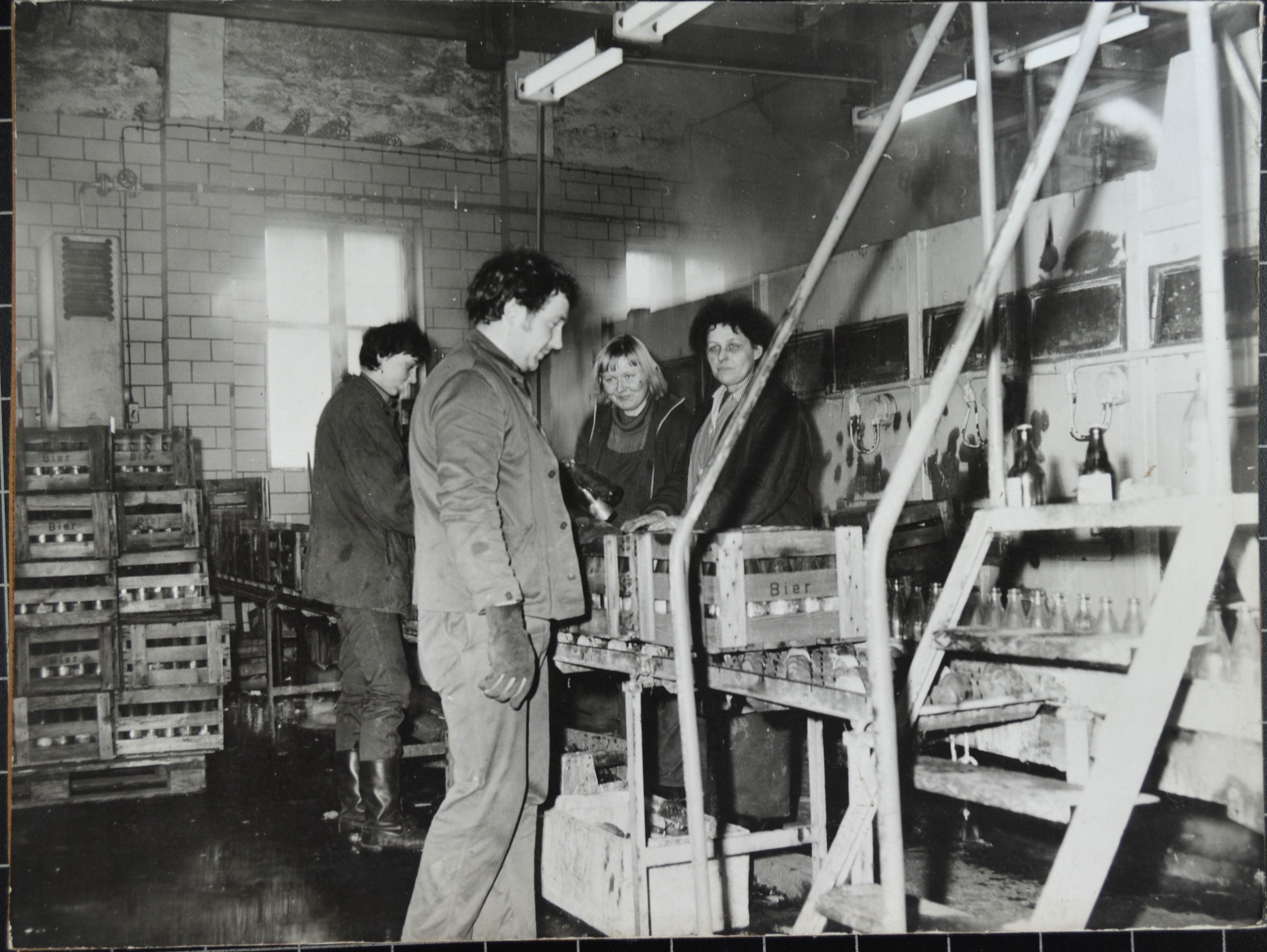 Getränkeproduktion: Arbeiter bei der Verpackung (DDR Geschichtsmuseum im Dokumentationszentrum Perleberg CC BY-SA)
