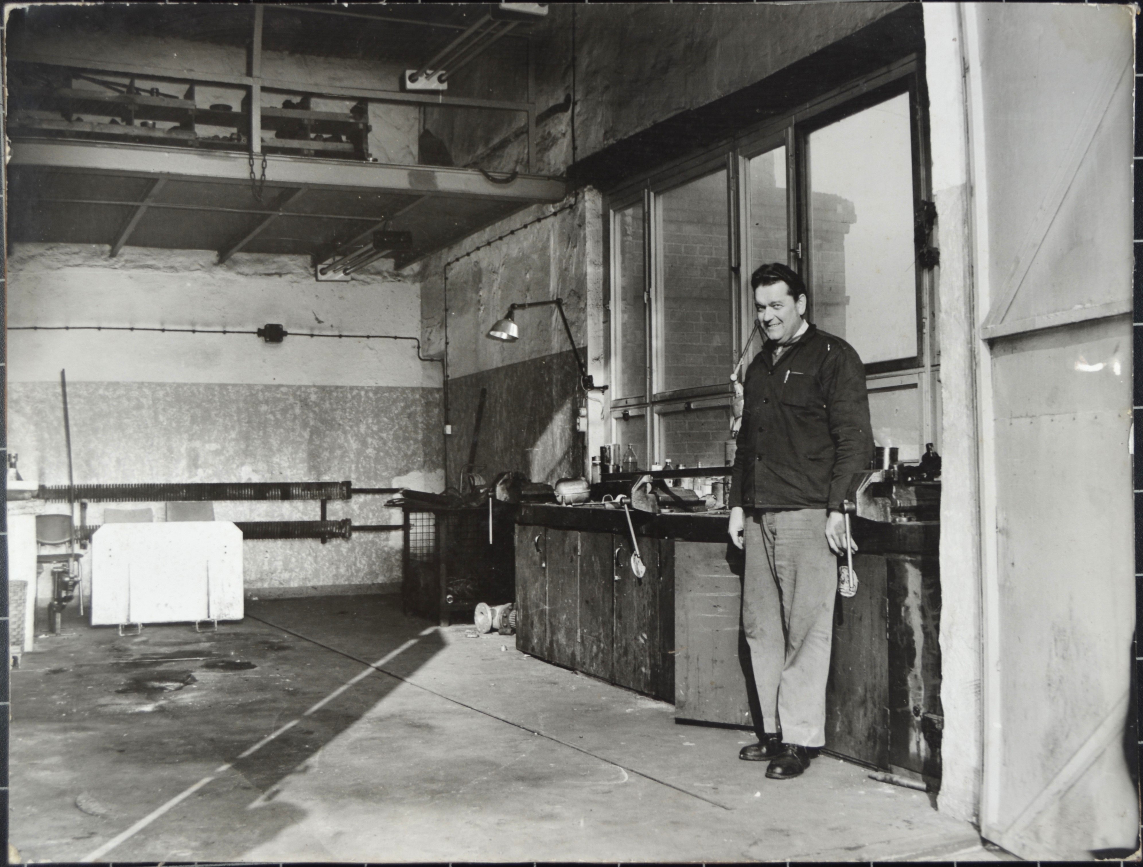 Getränkeproduktion: Arbeiter an einer Werkbank (DDR Geschichtsmuseum im Dokumentationszentrum Perleberg CC BY-SA)
