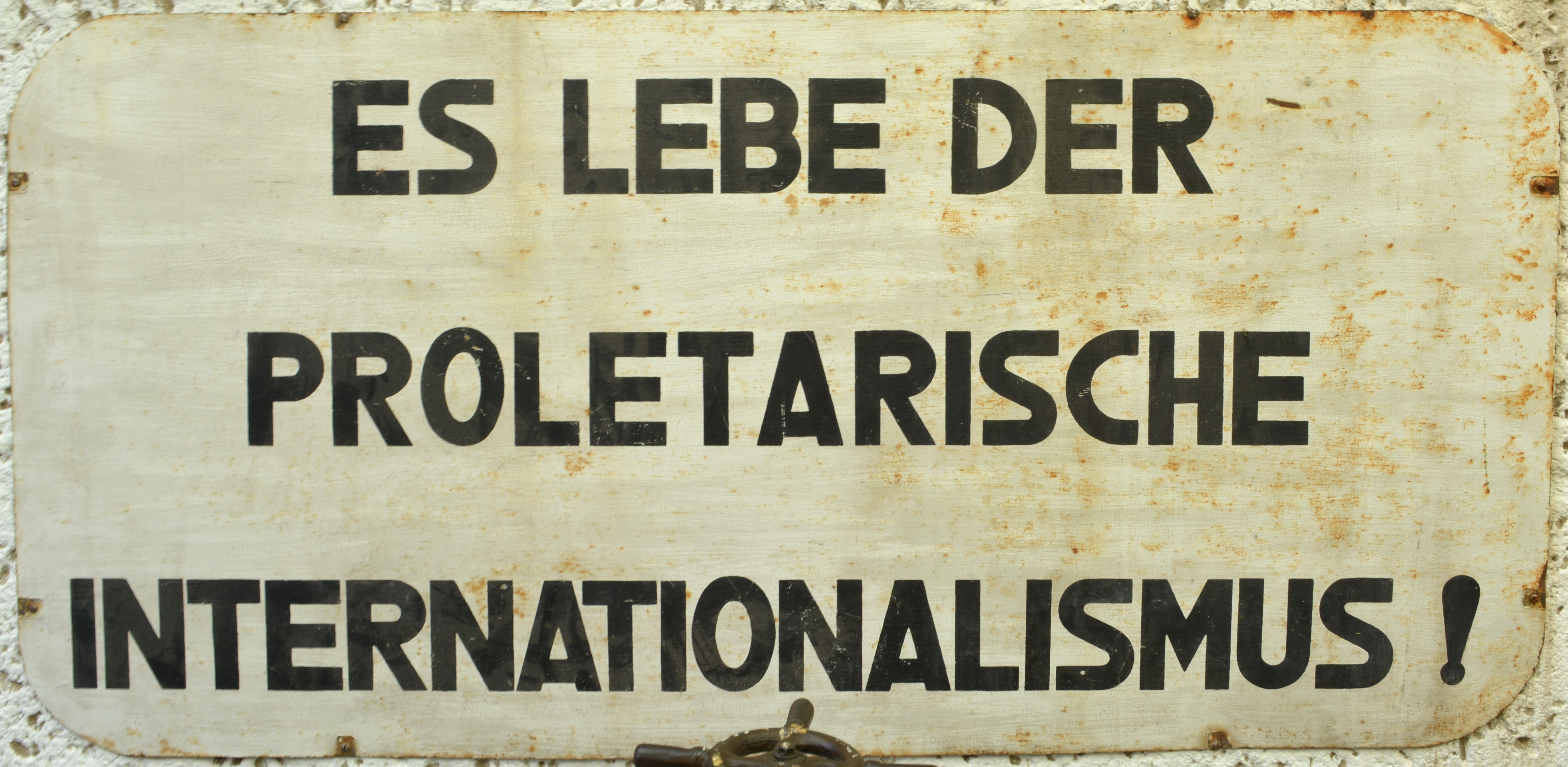 Schild: "Es lebe der proletarische Internationalismus" (DDR Geschichtsmuseum im Dokumentationszentrum Perleberg CC BY-SA)