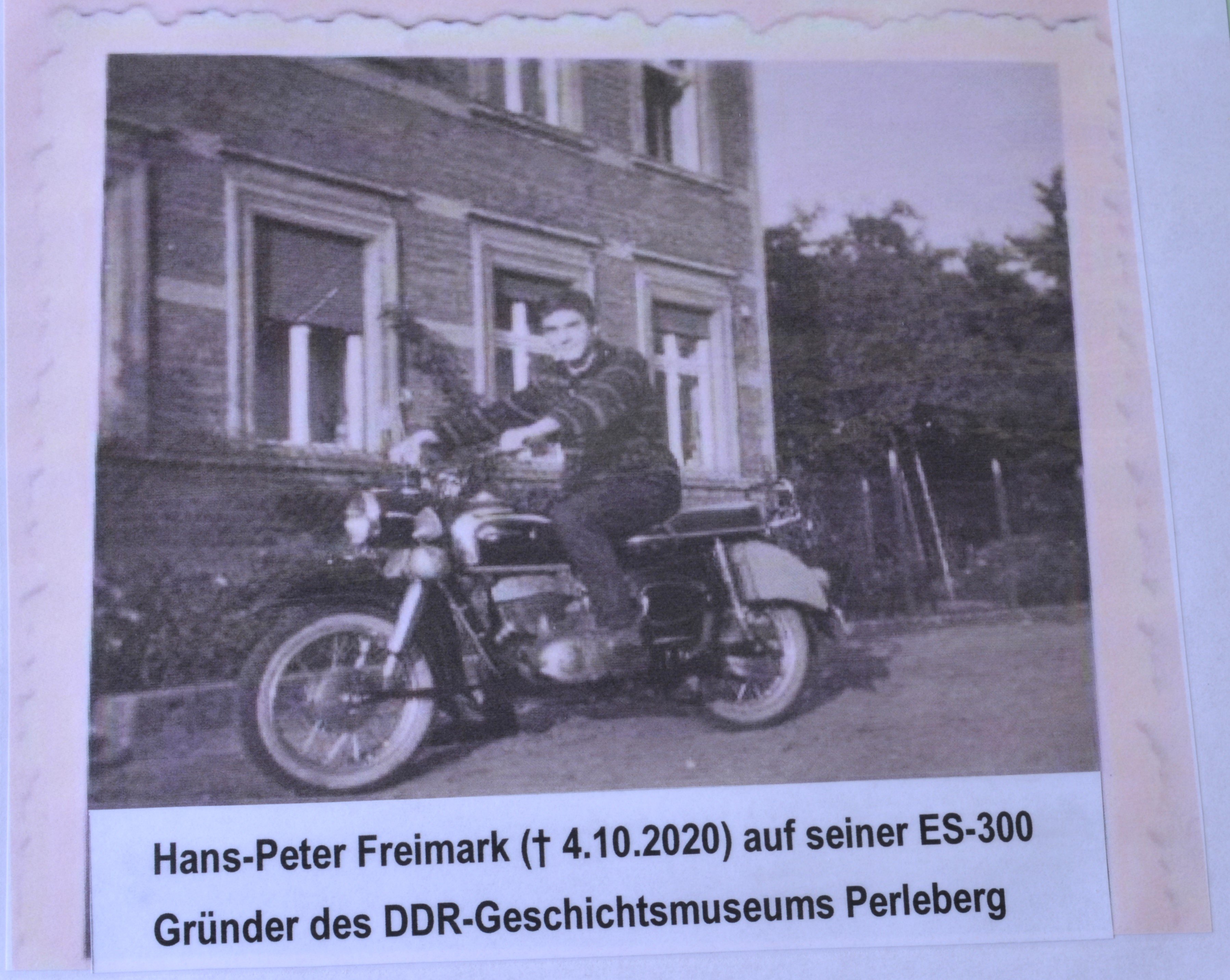Hans-Peter Freimark auf seinem Motorrad MZ ES 300 (DDR Geschichtsmuseum im Dokumentationszentrum Perleberg CC BY-SA)