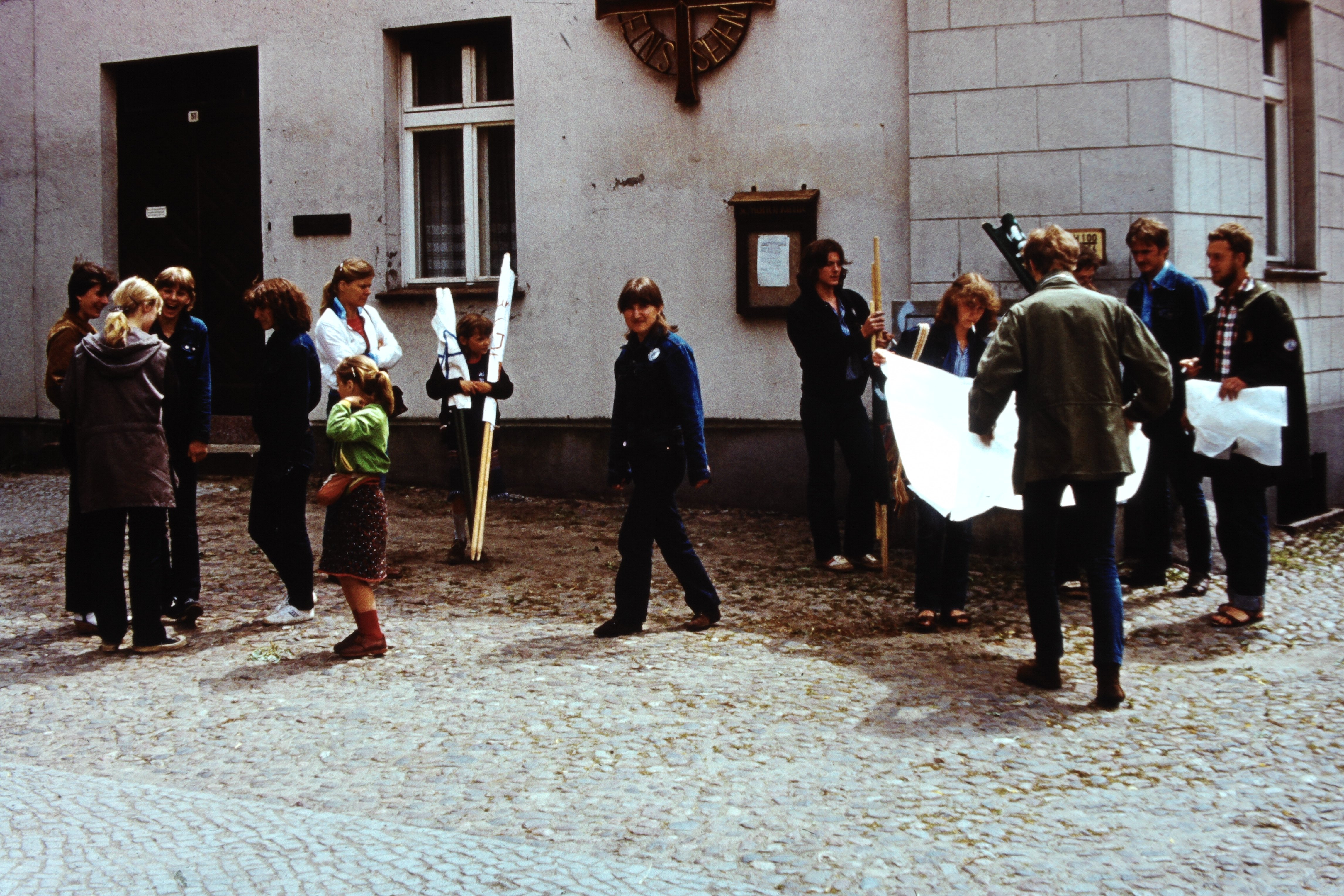 Pfingsttreffen in Kyritz 1982: Gisela Freimark vor dem Köritzer Gemeindehaus (DDR Geschichtsmuseum im Dokumentationszentrum Perleberg CC BY-SA)