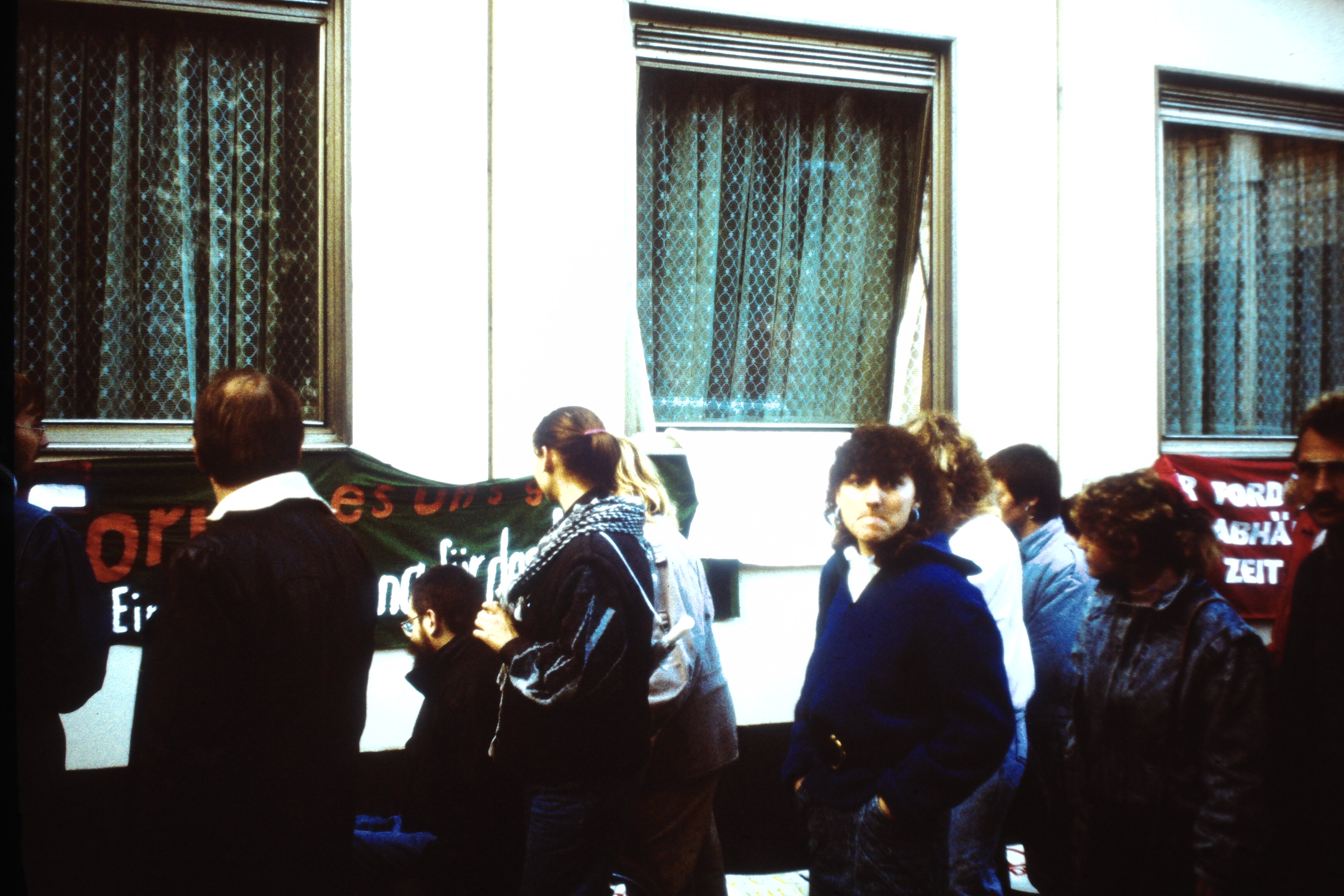 Pfingsttreffen in Kyritz 1982: Teilnehmer vor einem Gebäude (DDR Geschichtsmuseum im Dokumentationszentrum Perleberg CC BY-SA)
