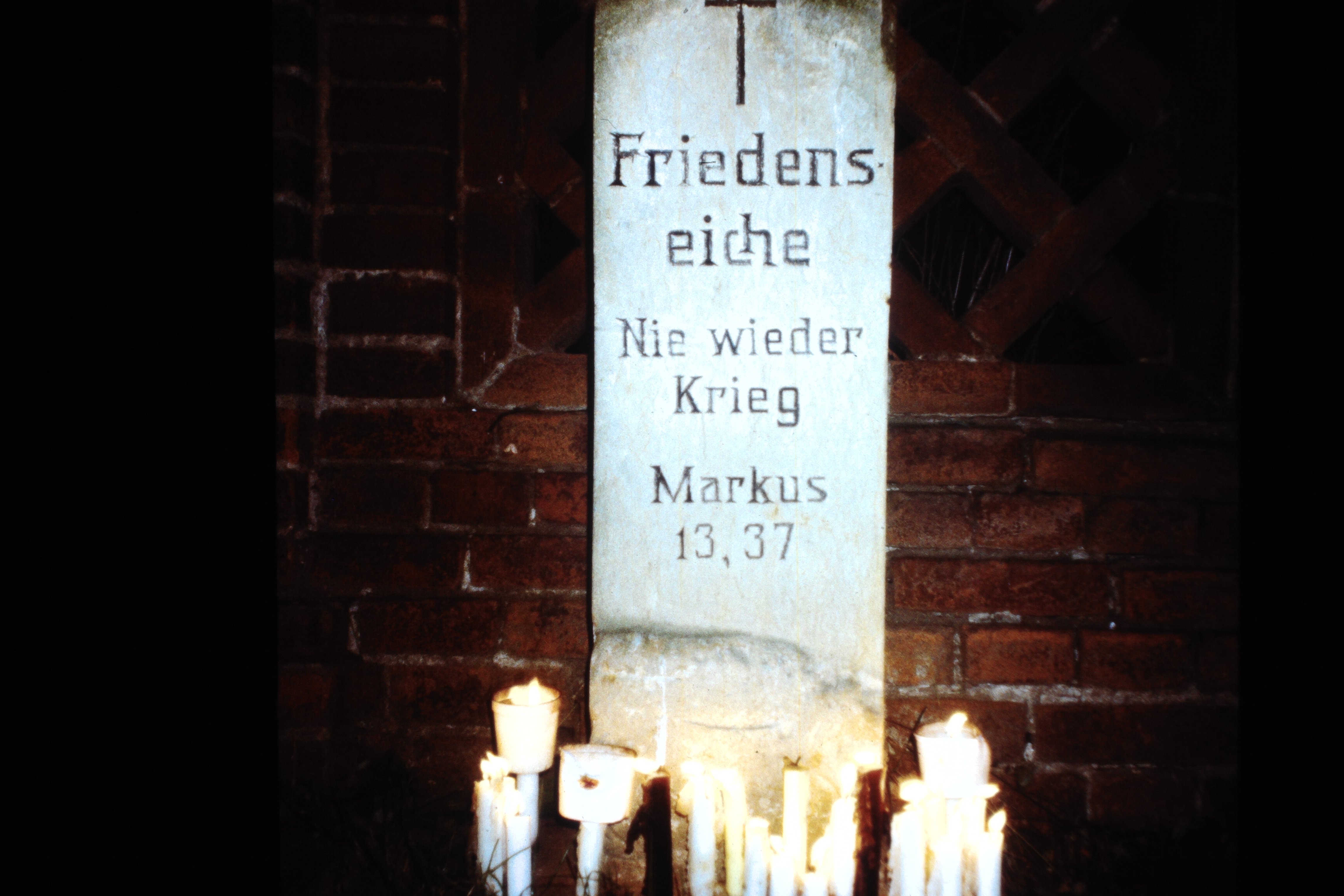 Friedensgebet in der Pfarrkirche Köritz in Neustadt (Dosse): Friedenseiche (DDR Geschichtsmuseum im Dokumentationszentrum Perleberg CC BY-SA)