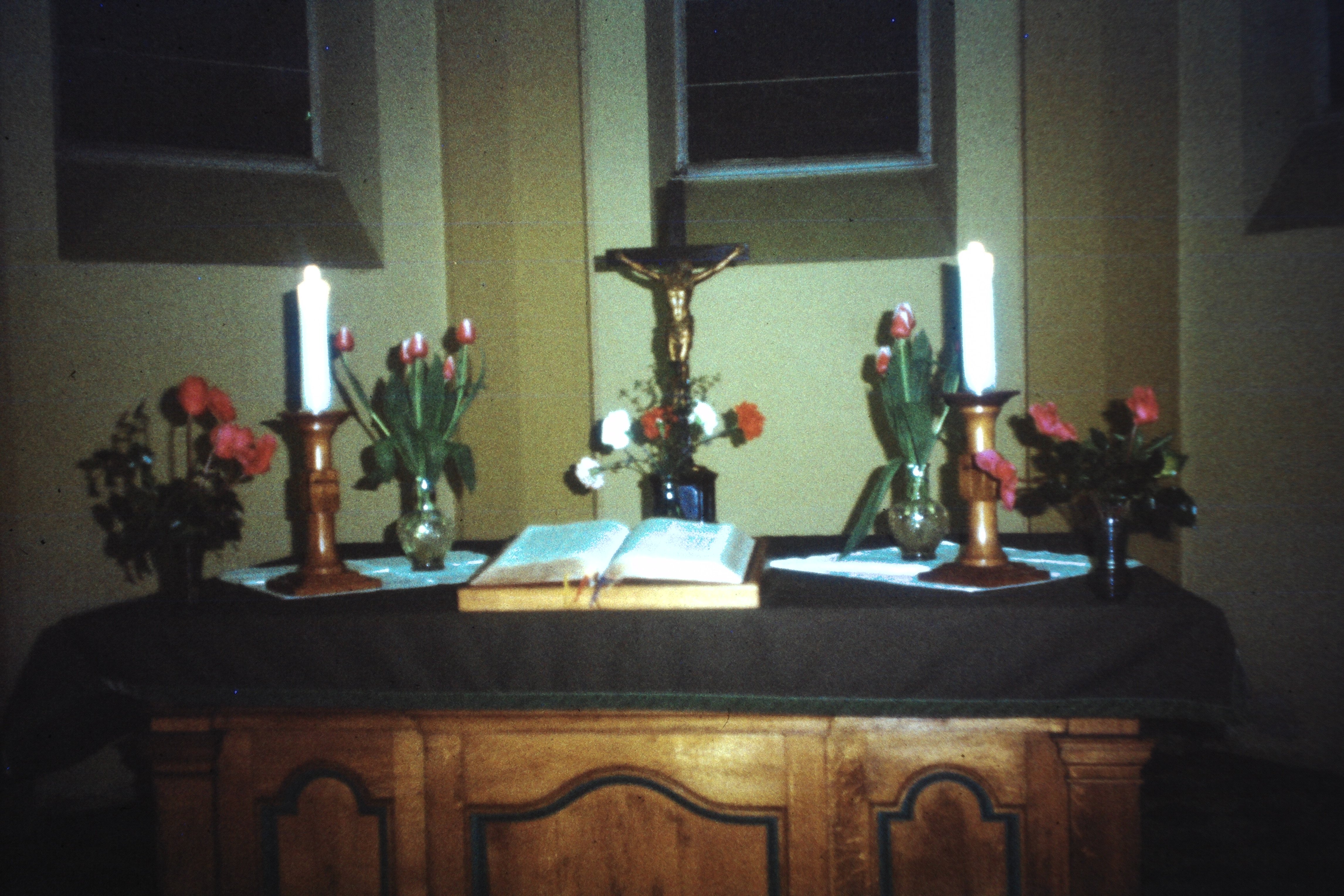 Friedensgebet in der Pfarrkirche Köritz in Neustadt (Dosse): Altar (DDR Geschichtsmuseum im Dokumentationszentrum Perleberg CC BY-SA)