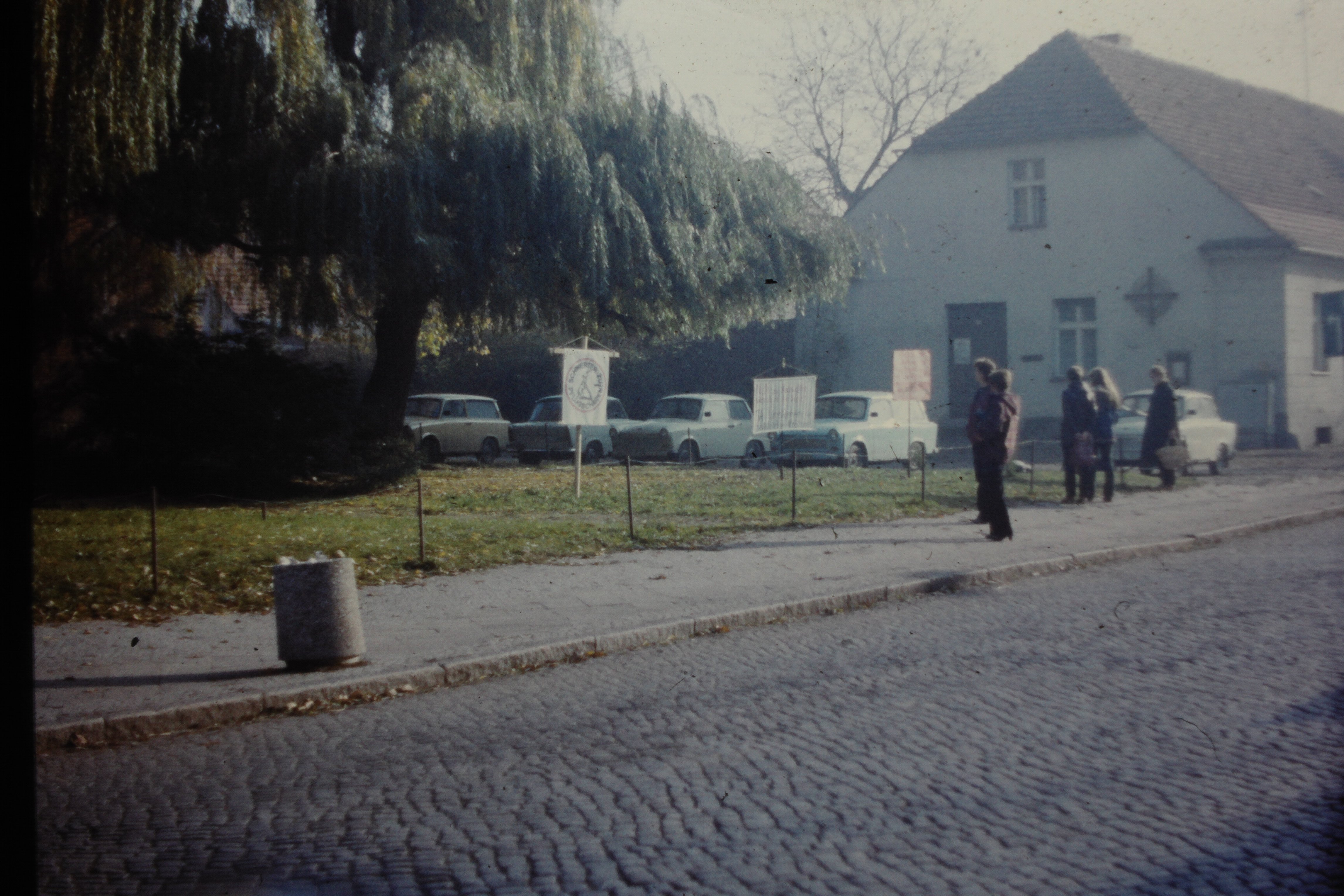 Protest gegen die Stationierung von SS-20-Raketen in Kyritz: Transparente vor dem Köritzer Gemeindehaus (DDR Geschichtsmuseum im Dokumentationszentrum Perleberg CC BY-SA)
