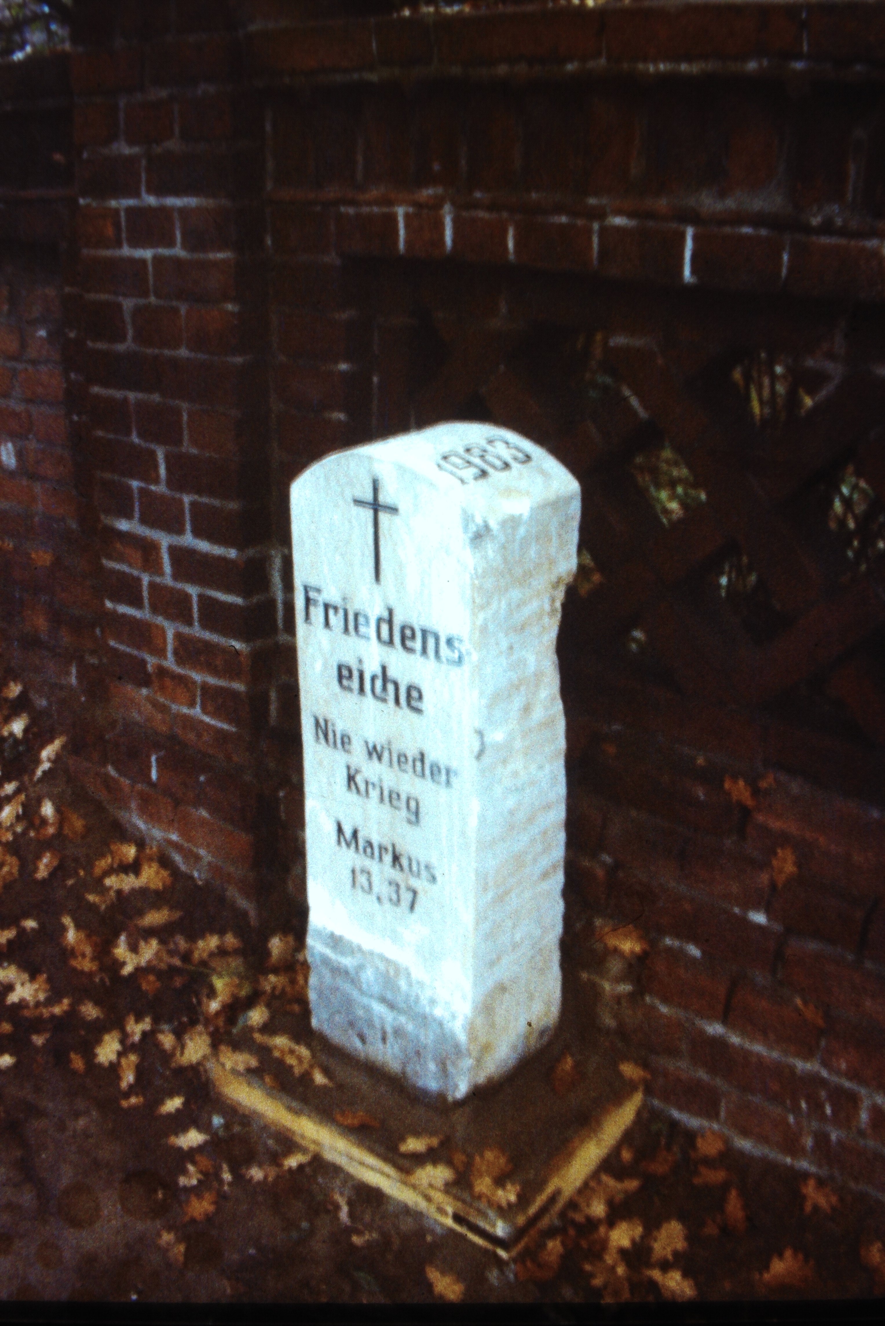 Einweihung des Gedenksteins unter der Friedenseiche, Köritzer Kirche in Neustadt (Dosse): Inschrift (DDR Geschichtsmuseum im Dokumentationszentrum Perleberg CC BY-SA)