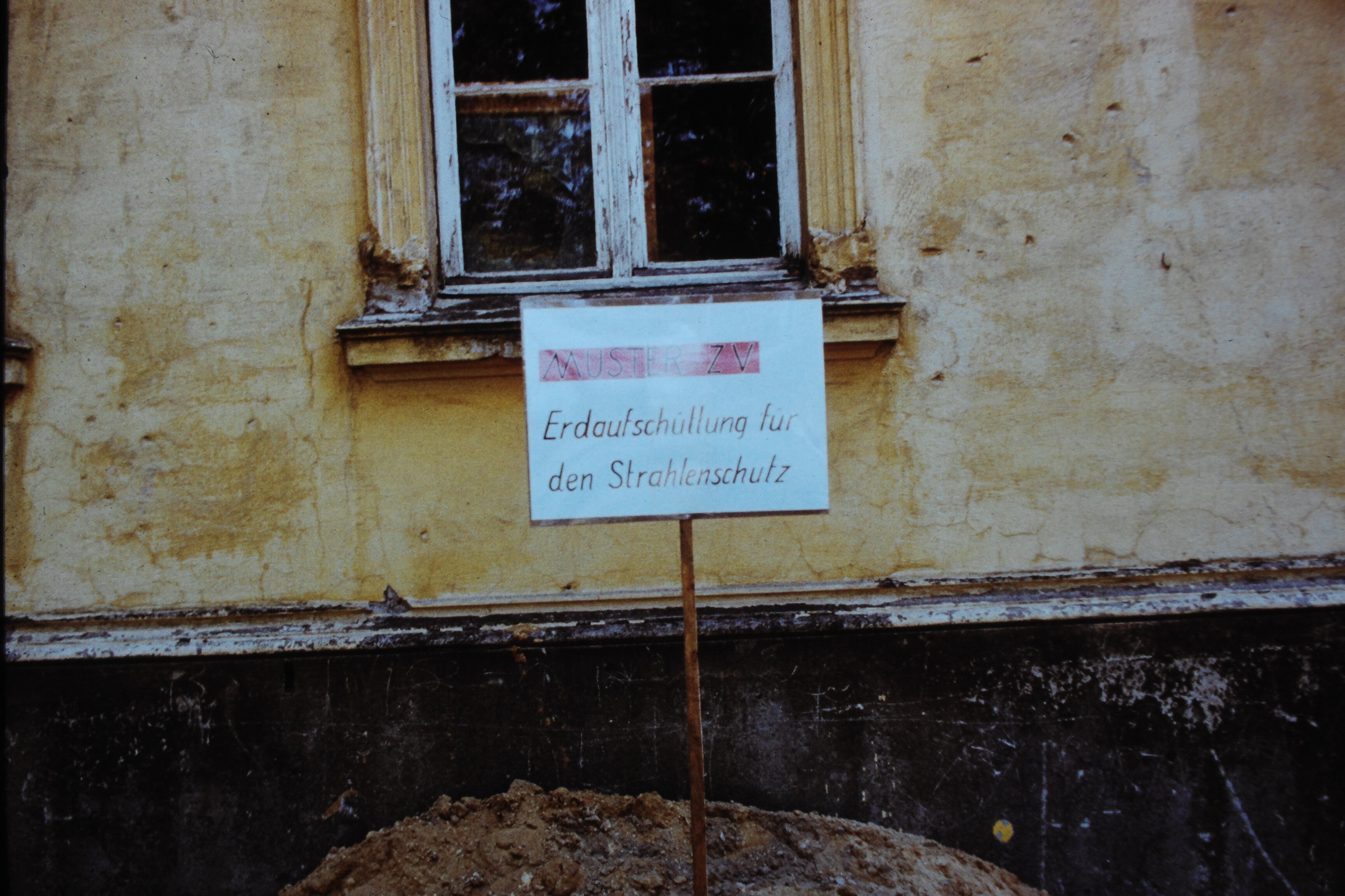 Atomschlagübung "Dosse 83": Schild "Muster ZV Erdaufschüttung für den Strahlenschutz" (DDR Geschichtsmuseum im Dokumentationszentrum Perleberg CC BY-SA)