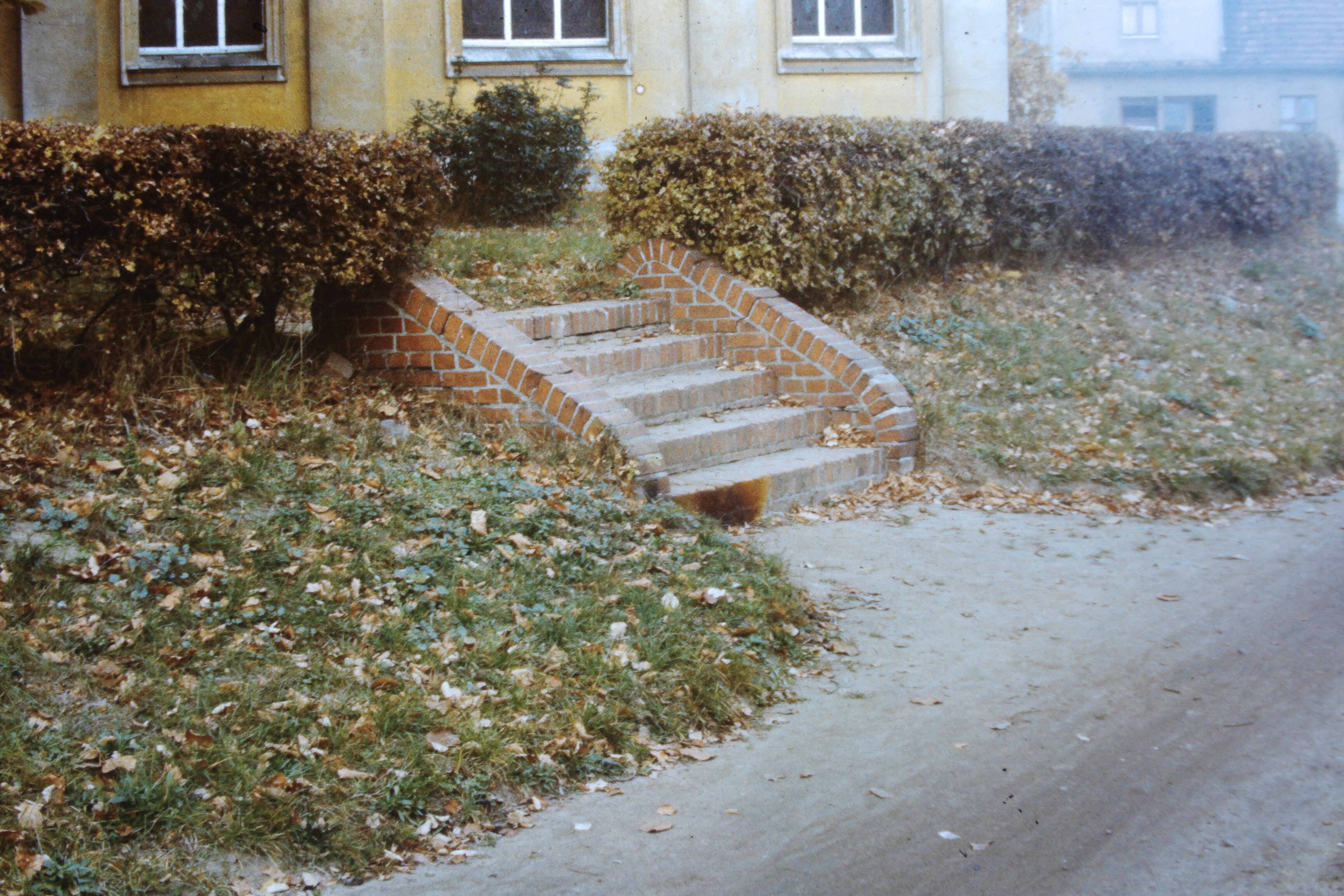 Atomschlagübung "Dosse 83": Rückstände von Rauchgranaten an der Gartentreppe (DDR Geschichtsmuseum im Dokumentationszentrum Perleberg CC BY-SA)