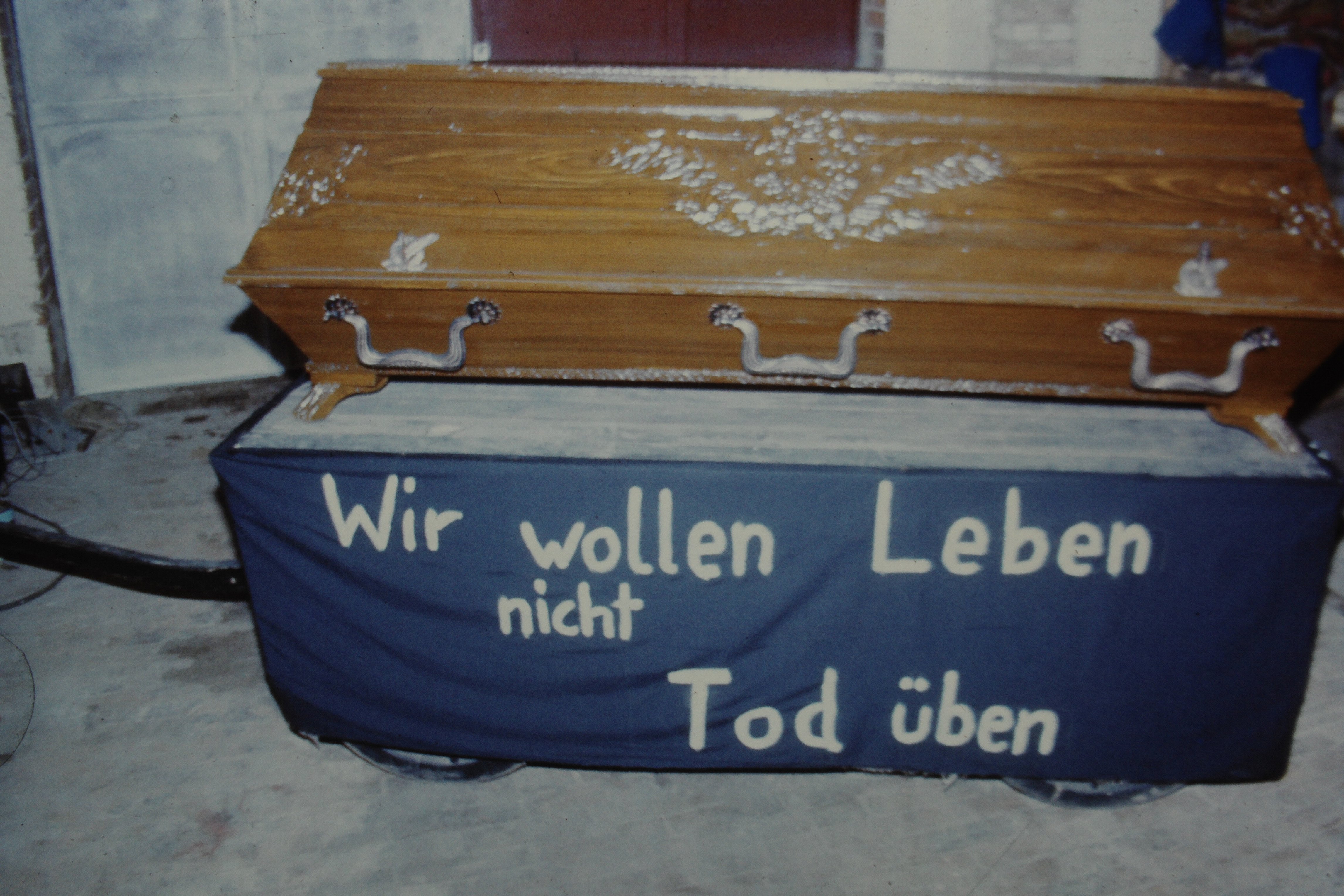 Atomschlagübung "Dosse 83": Sarg mit Beschriftung: "Wir wollen Leben nicht Tod üben" (DDR Geschichtsmuseum im Dokumentationszentrum Perleberg CC BY-SA)