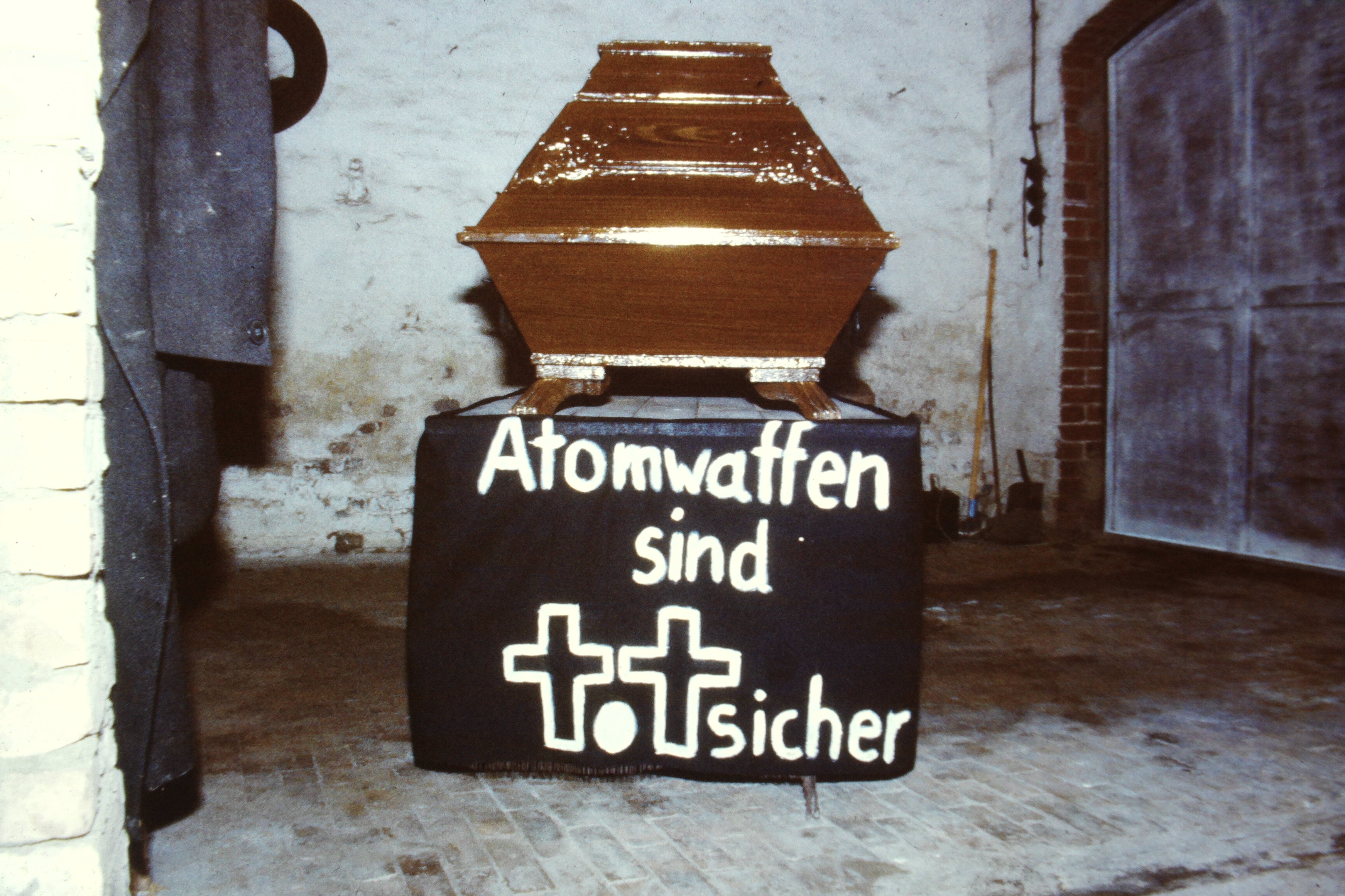 Atomschlagübung "Dosse 83": Sarg mit Beschriftung: "Atomwaffen sind totsicher" (DDR Geschichtsmuseum im Dokumentationszentrum Perleberg CC BY-SA)