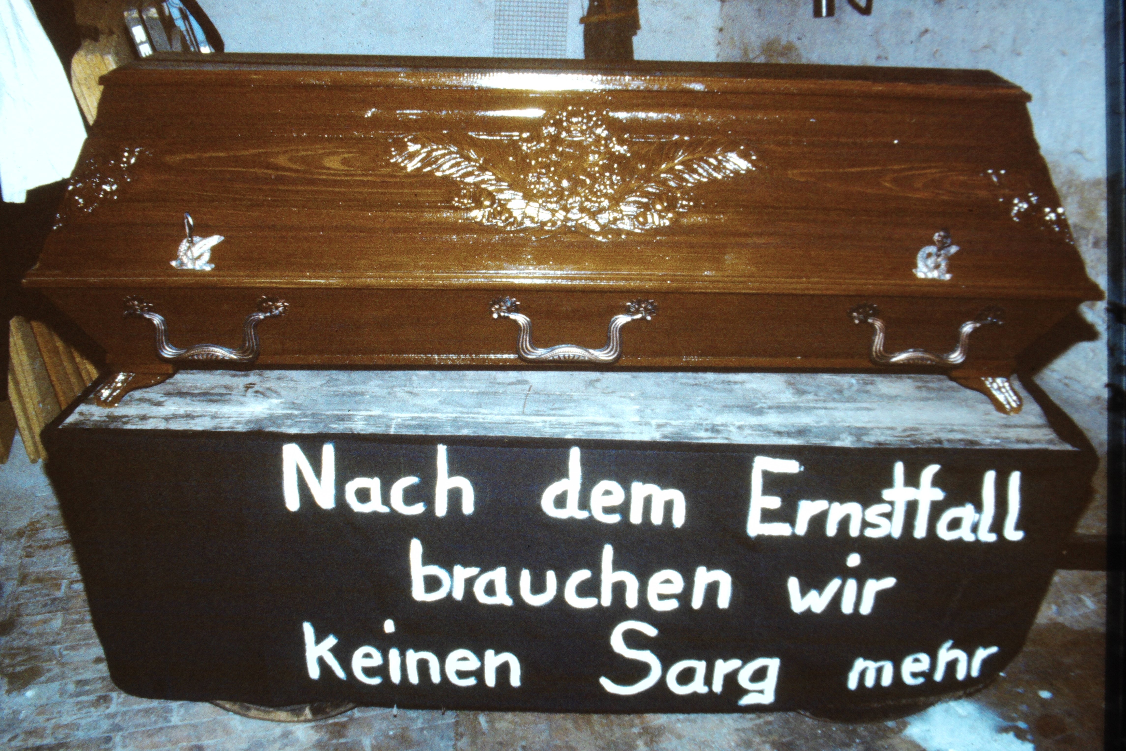 Atomschlagübung "Dosse 83": Sarg mit Beschriftung: "Nach dem Ernstfall brauchen wir keinen Sarg mehr" (DDR Geschichtsmuseum im Dokumentationszentrum Perleberg CC BY-SA)