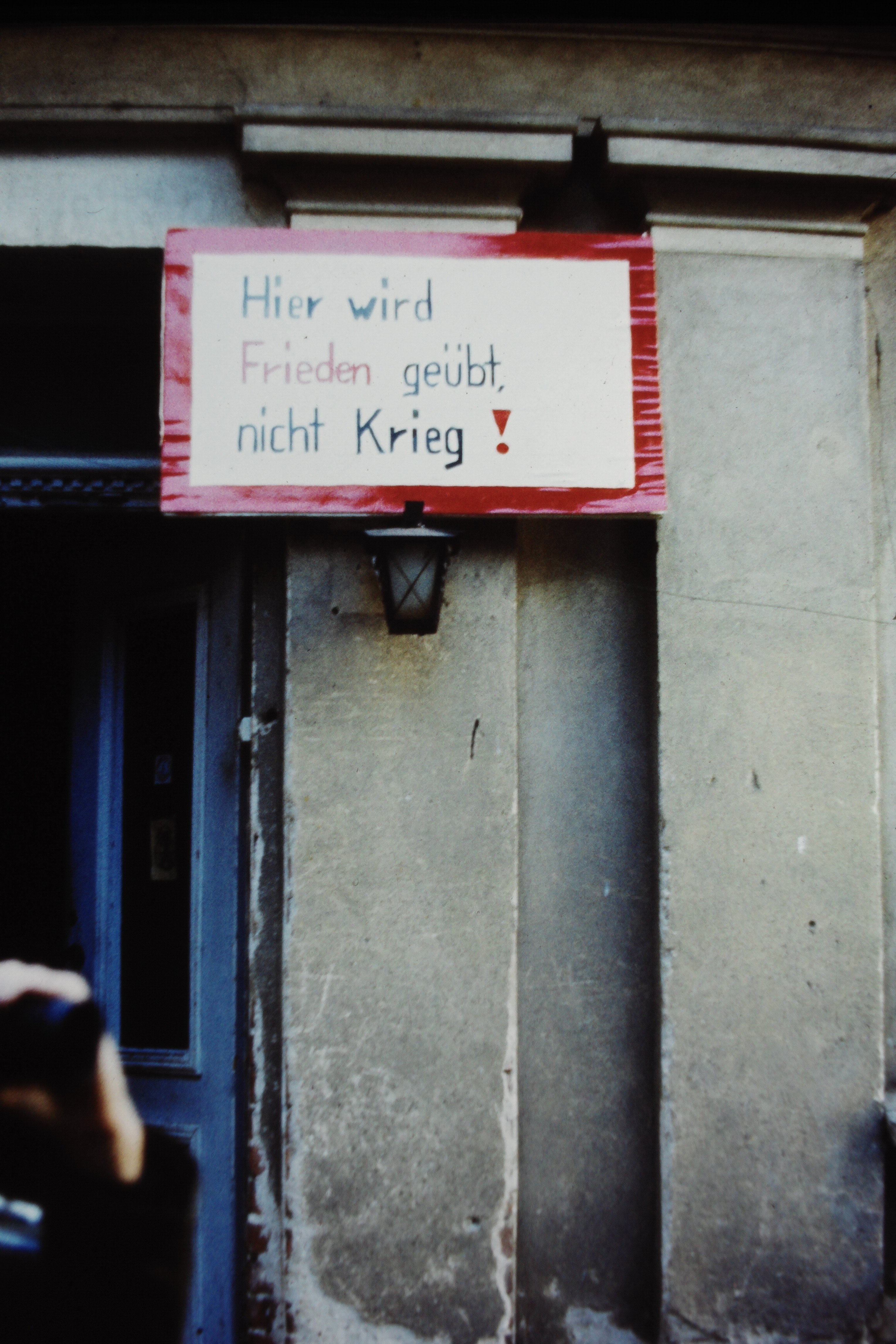 Atomschlagübung "Dosse 83": Schild mit Beschriftung: "Hier wird Frieden geübt, nicht Krieg!" am Haus der Freimarks (DDR Geschichtsmuseum im Dokumentationszentrum Perleberg CC BY-SA)