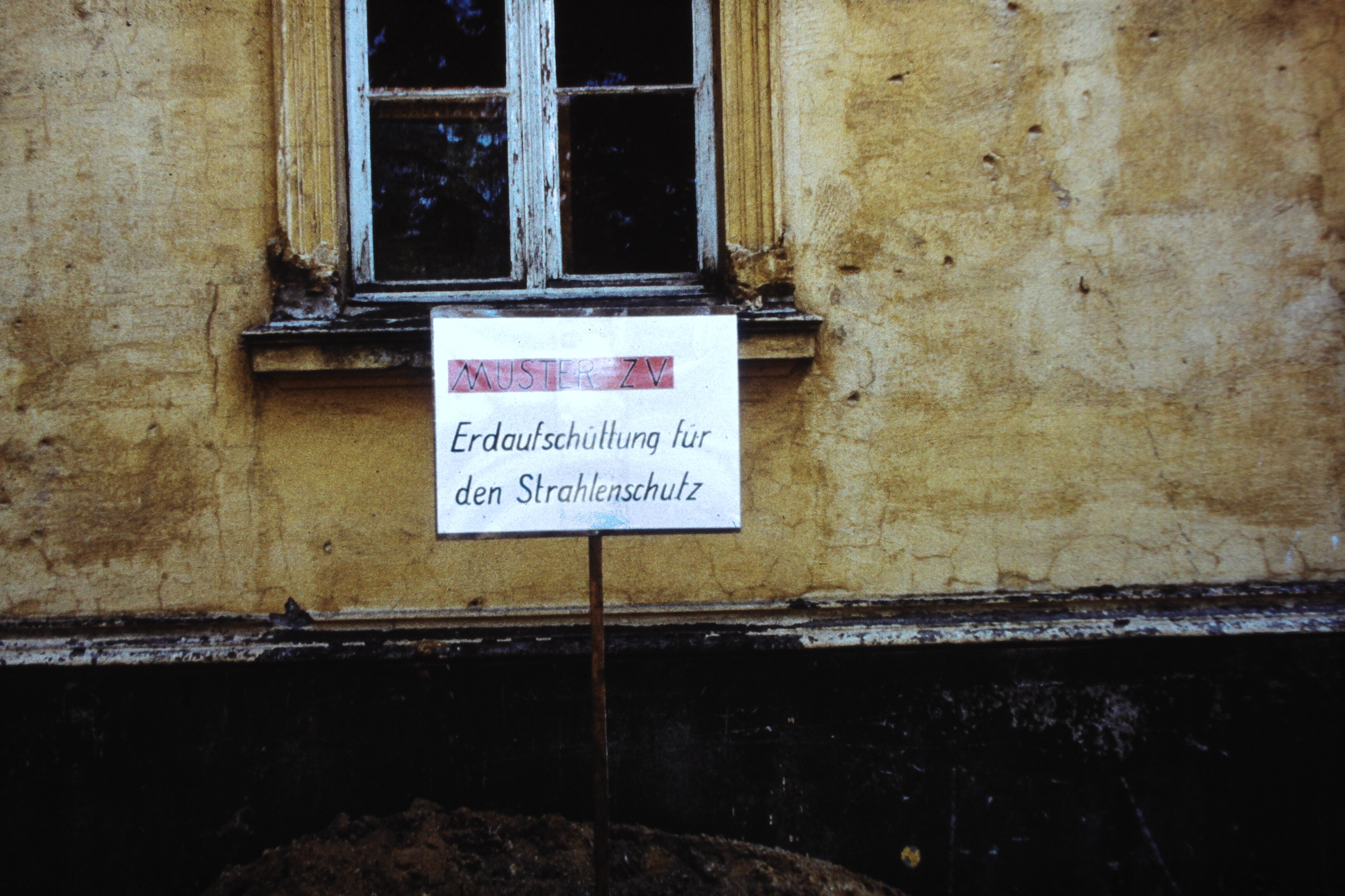 Atomschlagübung "Dosse 83": Schild "Muster ZV Erdaufschüttung für den Strahlenschutz" (DDR Geschichtsmuseum im Dokumentationszentrum Perleberg CC BY-SA)