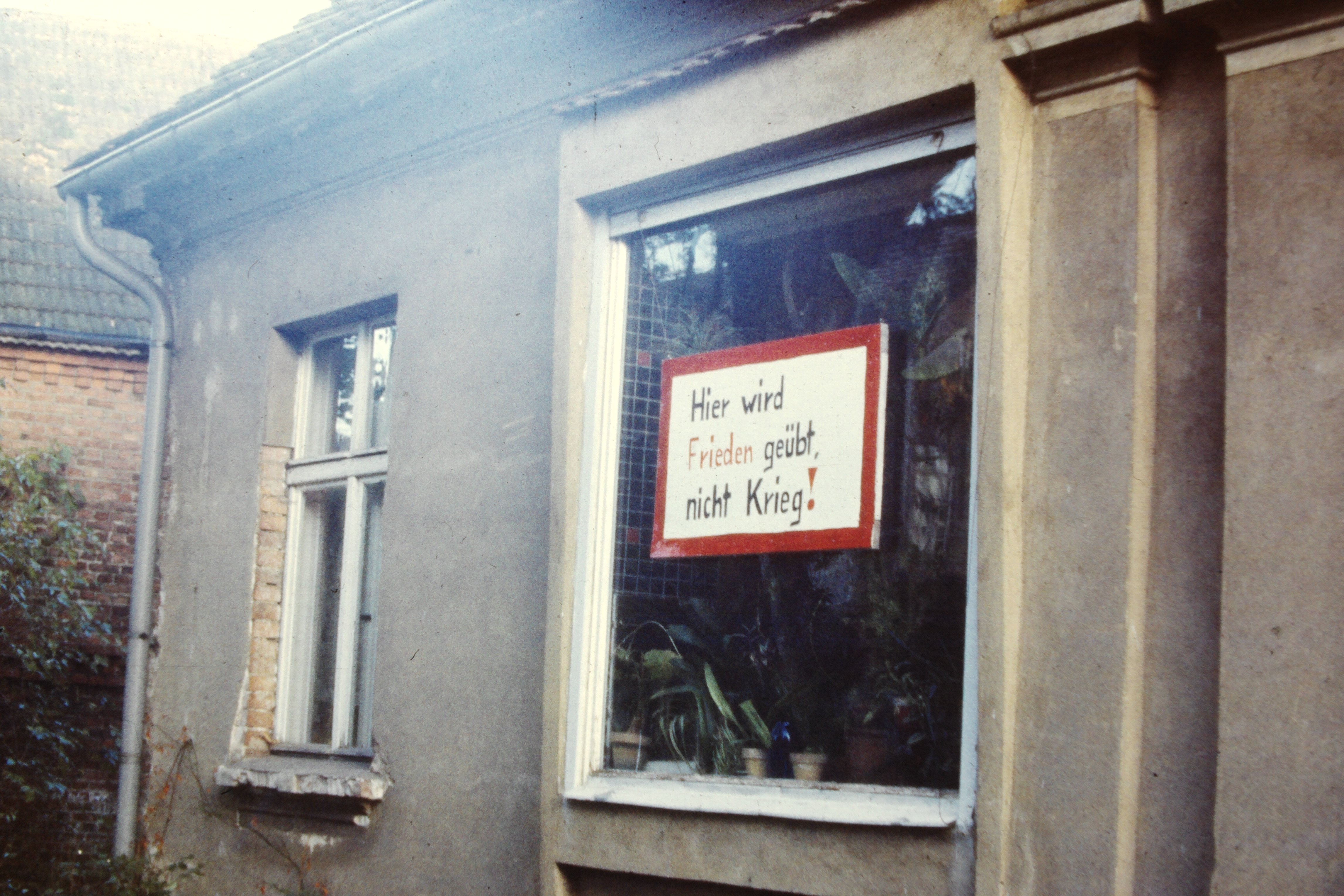 Atomschlagübung "Dosse 83": Schild mit Beschriftung: "Hier wird Frieden geübt, nicht Krieg!" am Haus der Freimarks (DDR Geschichtsmuseum im Dokumentationszentrum Perleberg CC BY-SA)
