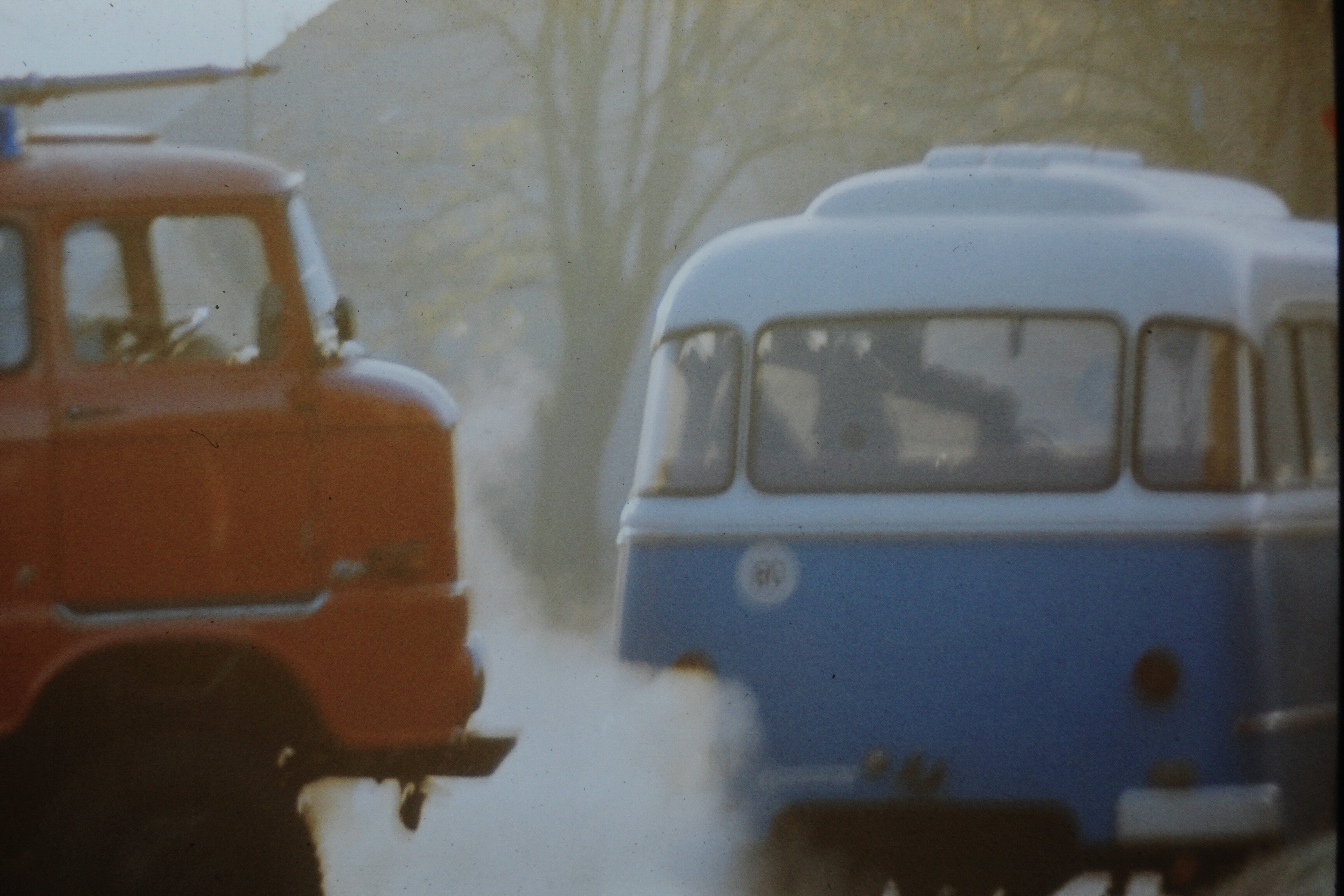 Atomschlagübung "Dosse 83": Straßenblockade mit Feuerwehrfahrzeug und Bus am Haus der Freimarks (DDR Geschichtsmuseum im Dokumentationszentrum Perleberg CC BY-SA)