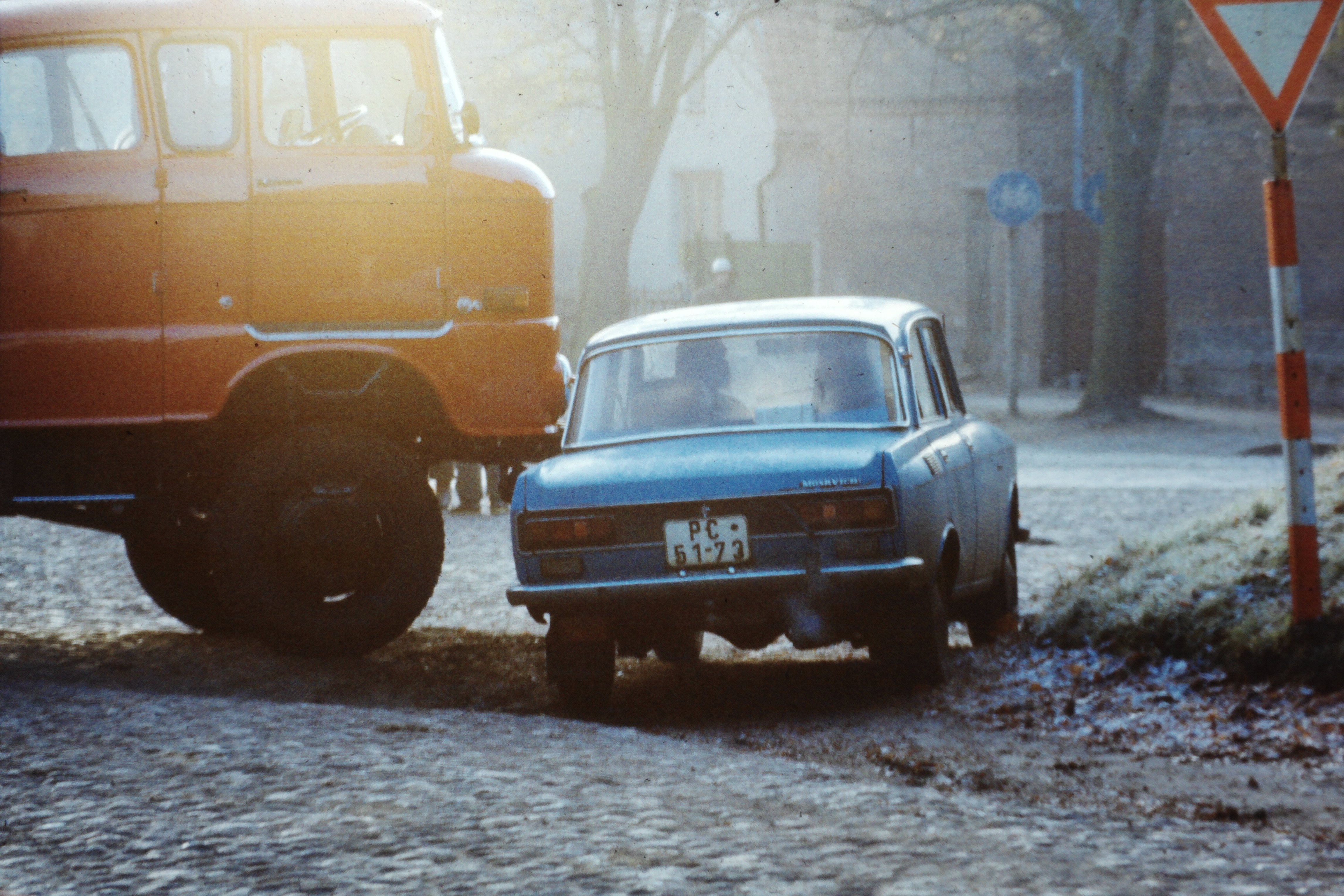 Atomschlagübung "Dosse 83": Straßenblockade mit Feuerwehrfahrzeug und Personenkraftwagen am Haus der Freimarks (DDR Geschichtsmuseum im Dokumentationszentrum Perleberg CC BY-SA)