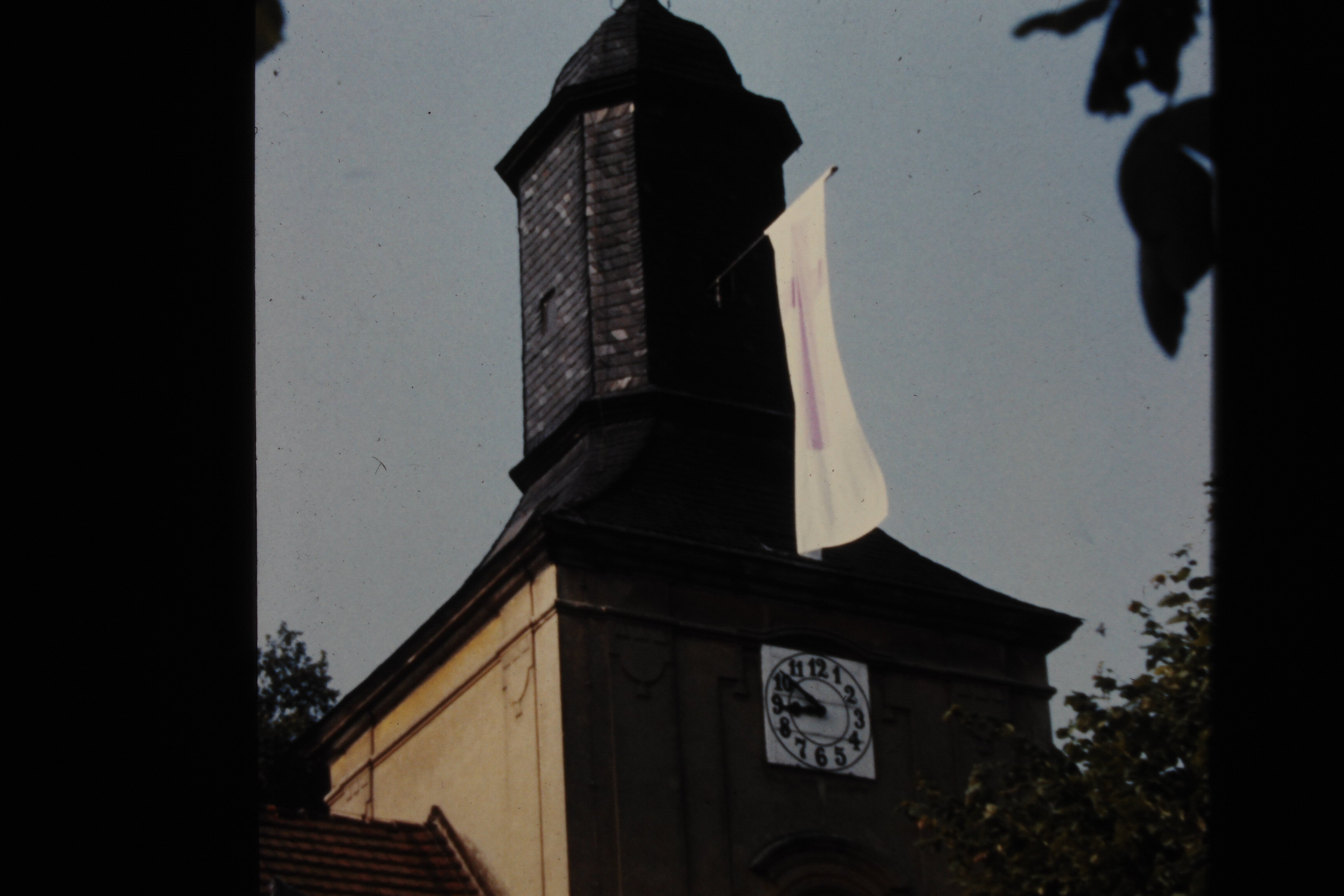 Kirchturm der Köritzer Gemeinde in Neustadt (Dosse): Transparent mit Kreuz (DDR Geschichtsmuseum im Dokumentationszentrum Perleberg CC BY-SA)