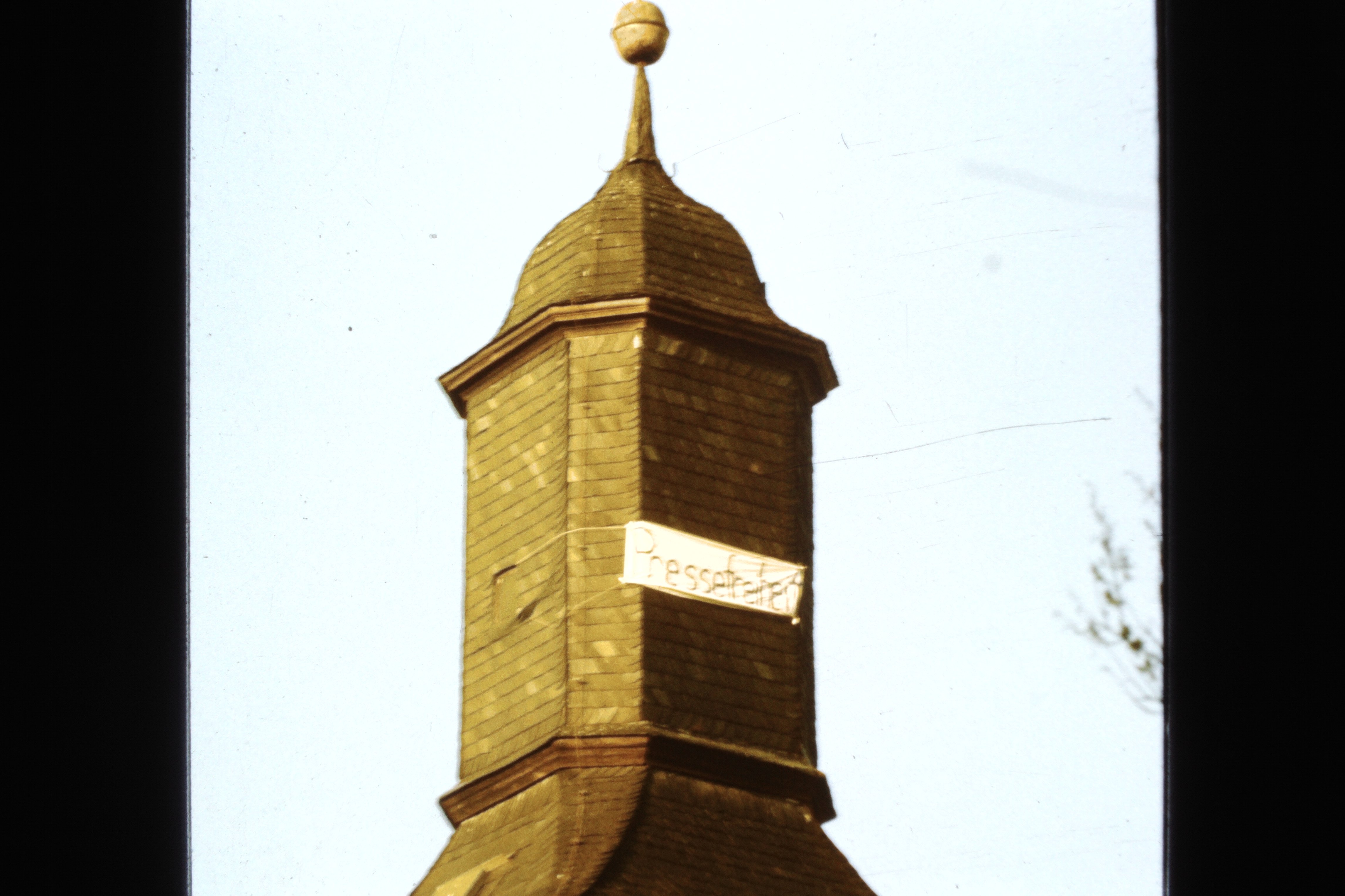 Kirchturm der Köritzer Gemeinde in Neustadt (Dosse): Transparent mit Aufschrift "Pressefreiheit" (DDR Geschichtsmuseum im Dokumentationszentrum Perleberg CC BY-SA)