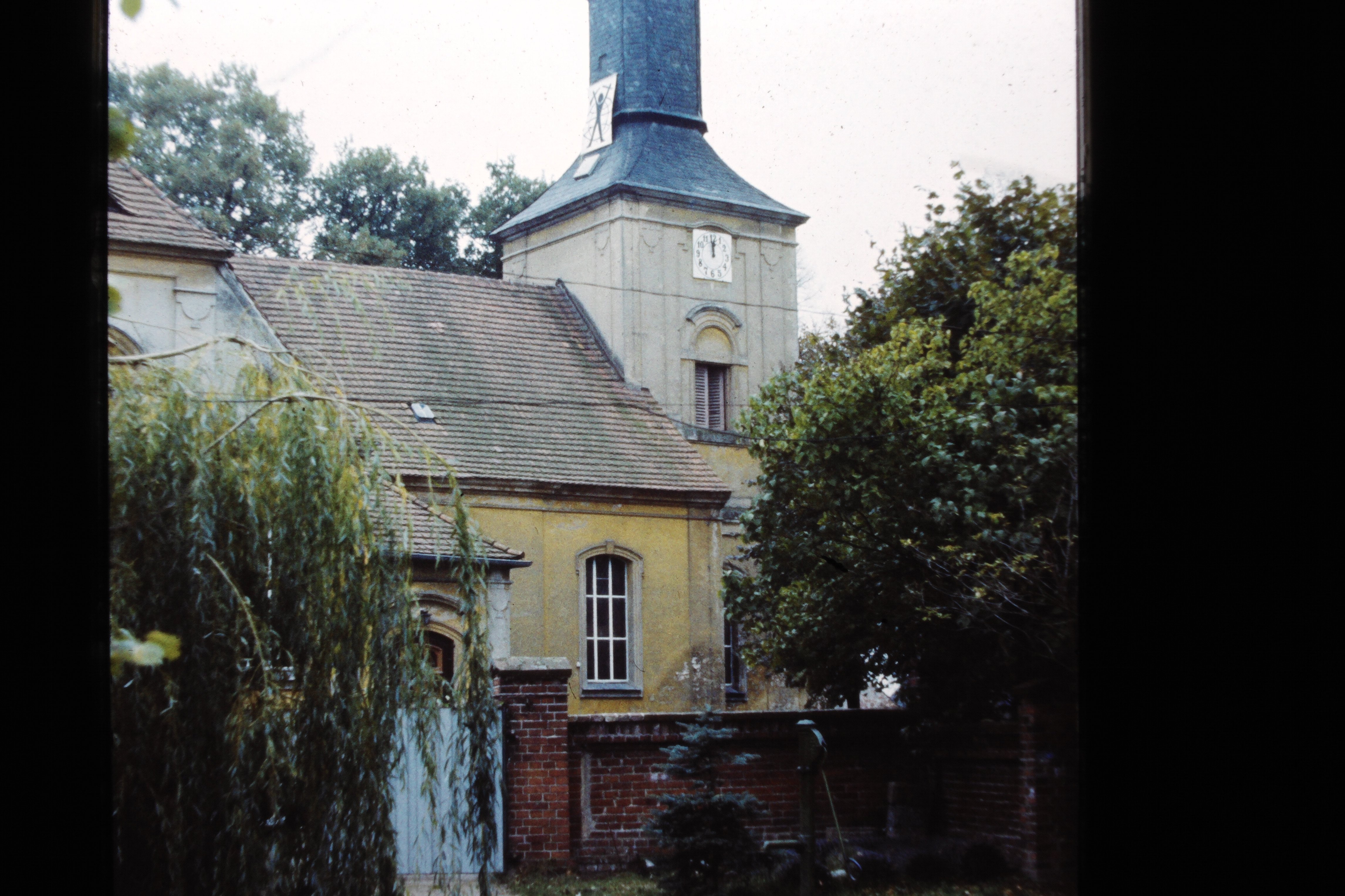 Kirchturm der Köritzer Gemeinde in Neustadt (Dosse): Transparent mit aufgemaltem "Mann vor Weltkugel" (DDR Geschichtsmuseum im Dokumentationszentrum Perleberg CC BY-SA)