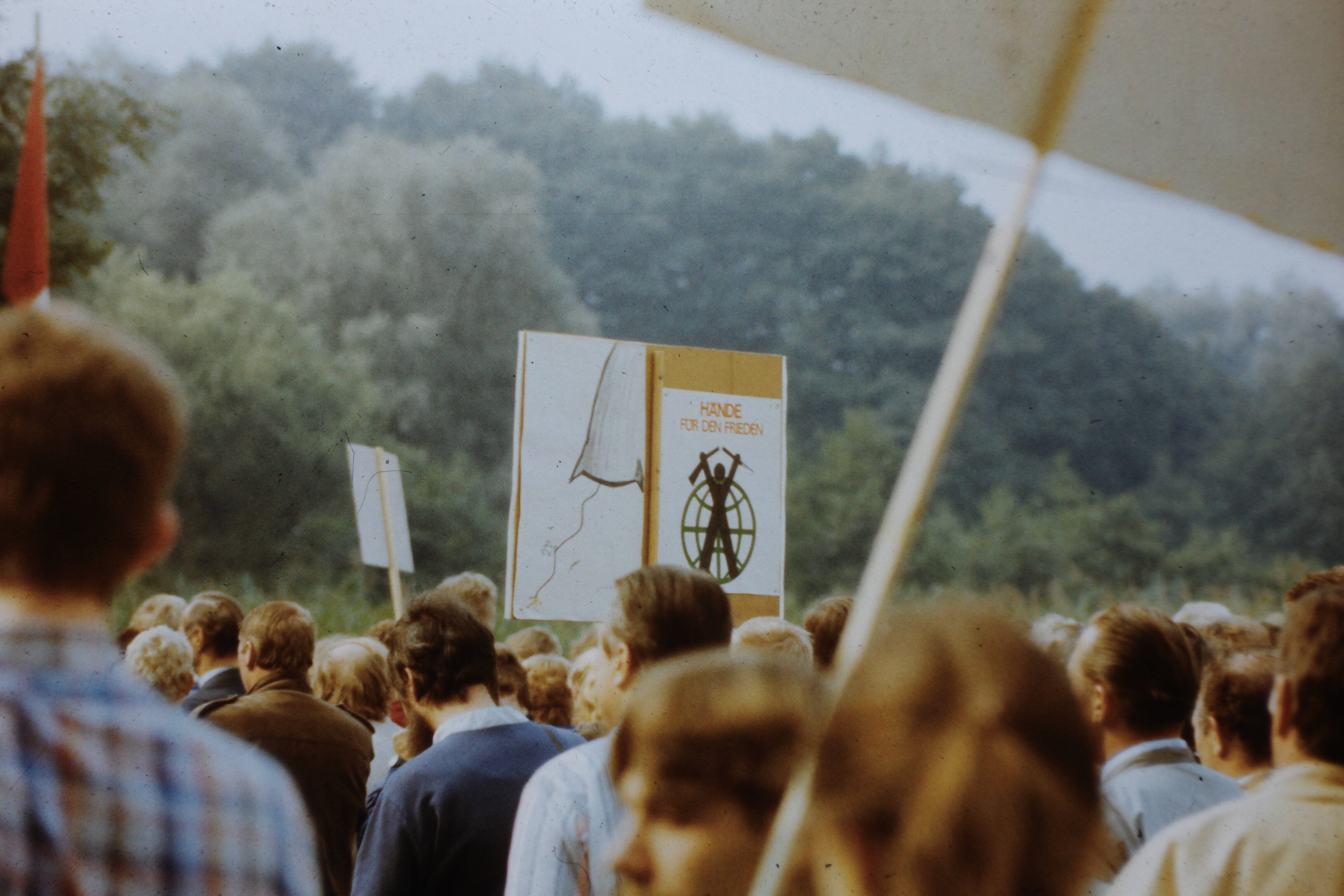 Olof-Palme-Marsch 1987: Teilnehmer mit einem Plakat: "Hände für den Frieden" (DDR Geschichtsmuseum im Dokumentationszentrum Perleberg CC BY-SA)