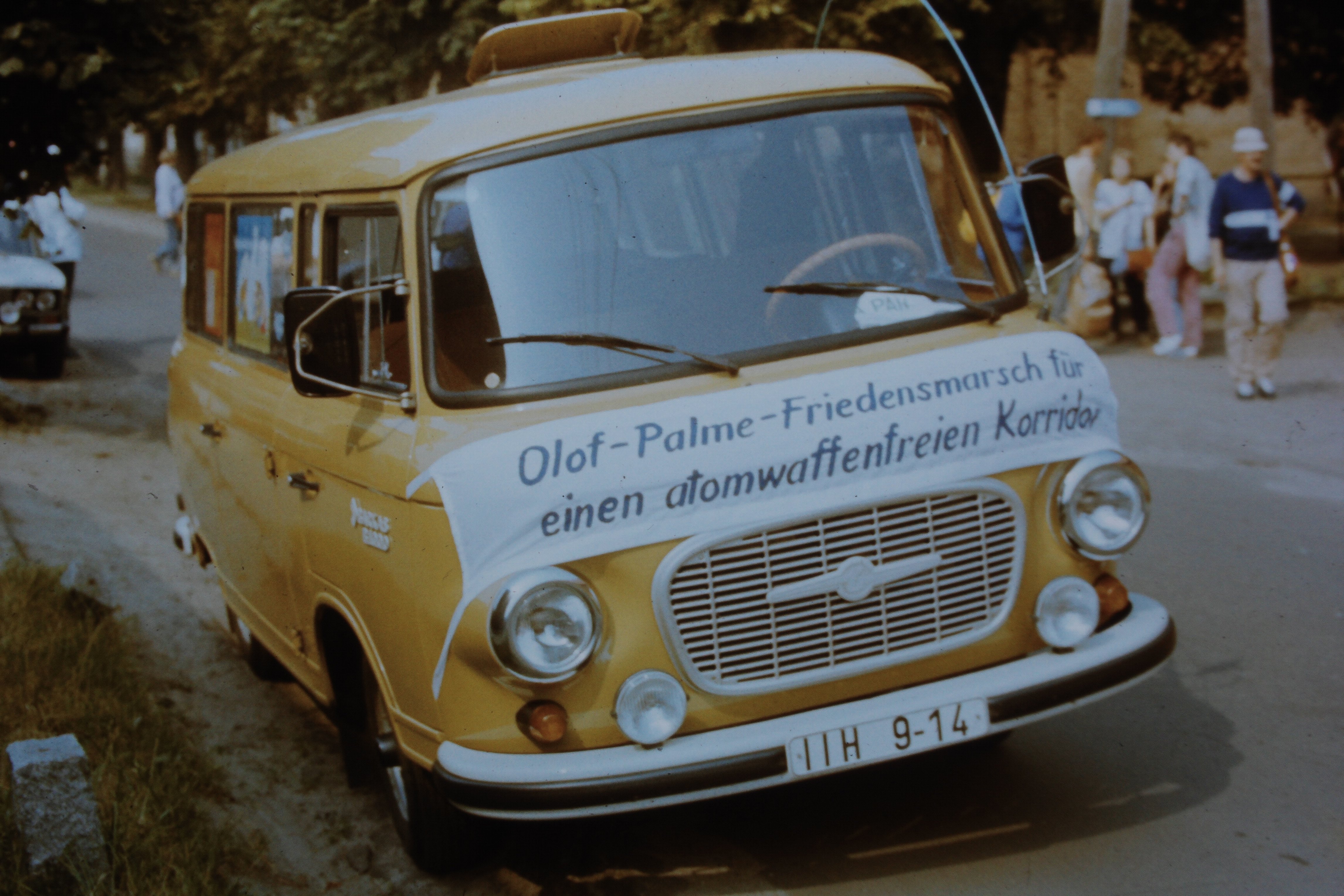 Olof-Palme-Marsch 1987: Barkas mit Transparent: "Olof-Palme-Friedensmarsch für einen atomwaffenfreien Korridor" (DDR Geschichtsmuseum im Dokumentationszentrum Perleberg CC BY-SA)