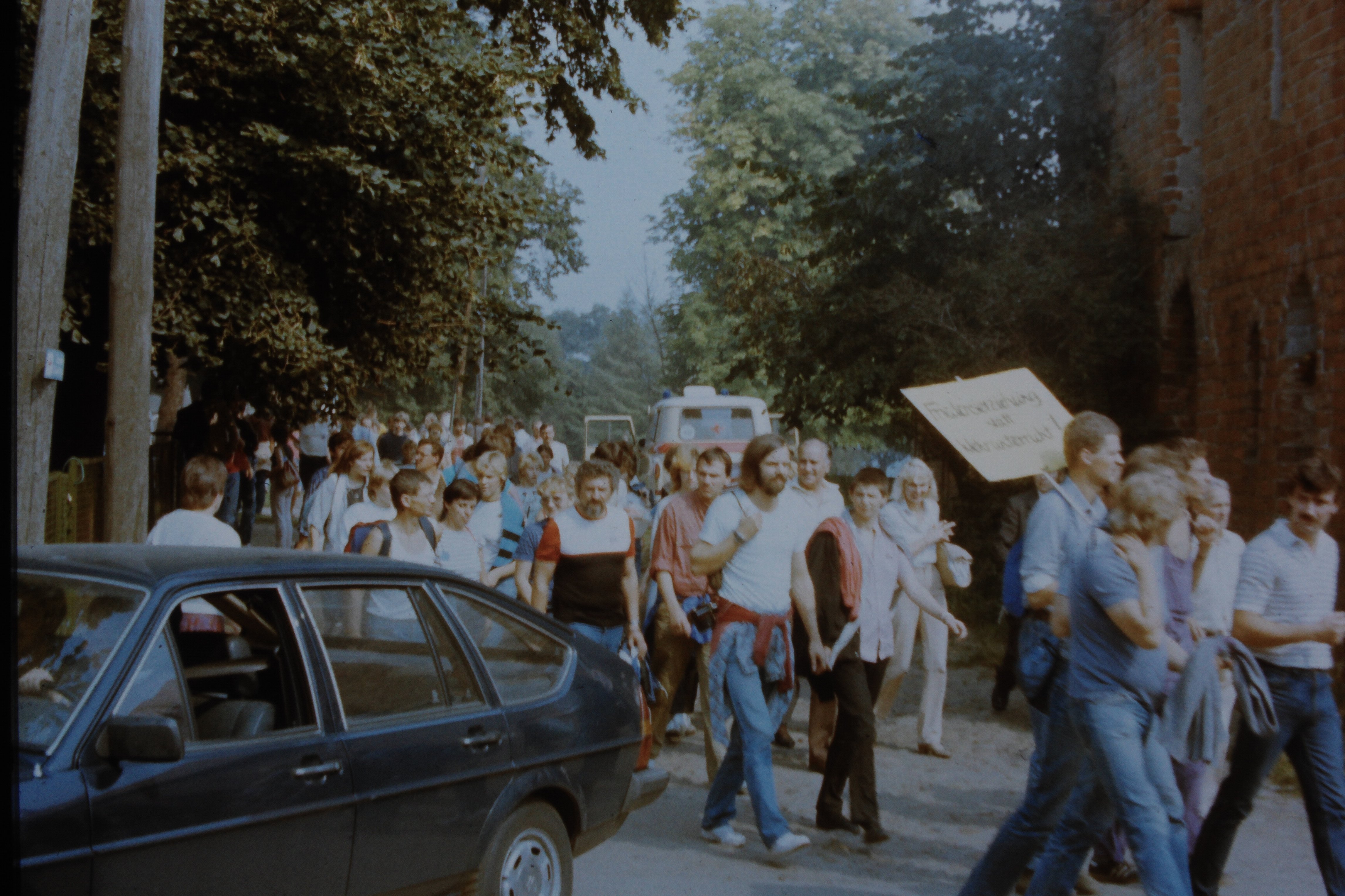 Olof-Palme-Marsch 1987: Teilnehmer mit einem Plakat: "Friedenserziehung statt Wehrunterricht" (DDR Geschichtsmuseum im Dokumentationszentrum Perleberg CC BY-SA)