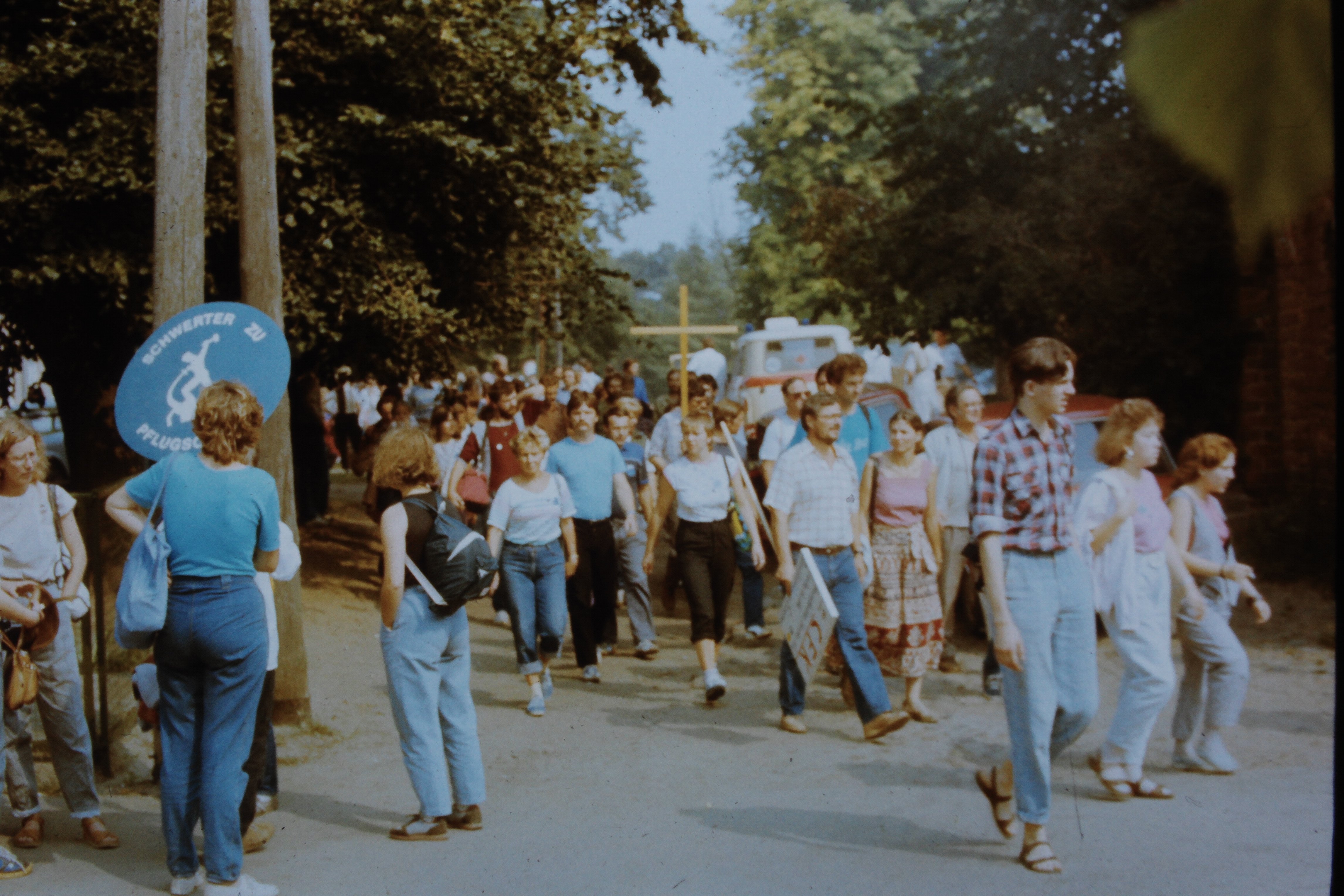 Olof-Palme-Marsch 1987: Teilnehmer mit einem Plakat: "Schwerter zu Pflugscharen" (DDR Geschichtsmuseum im Dokumentationszentrum Perleberg CC BY-SA)