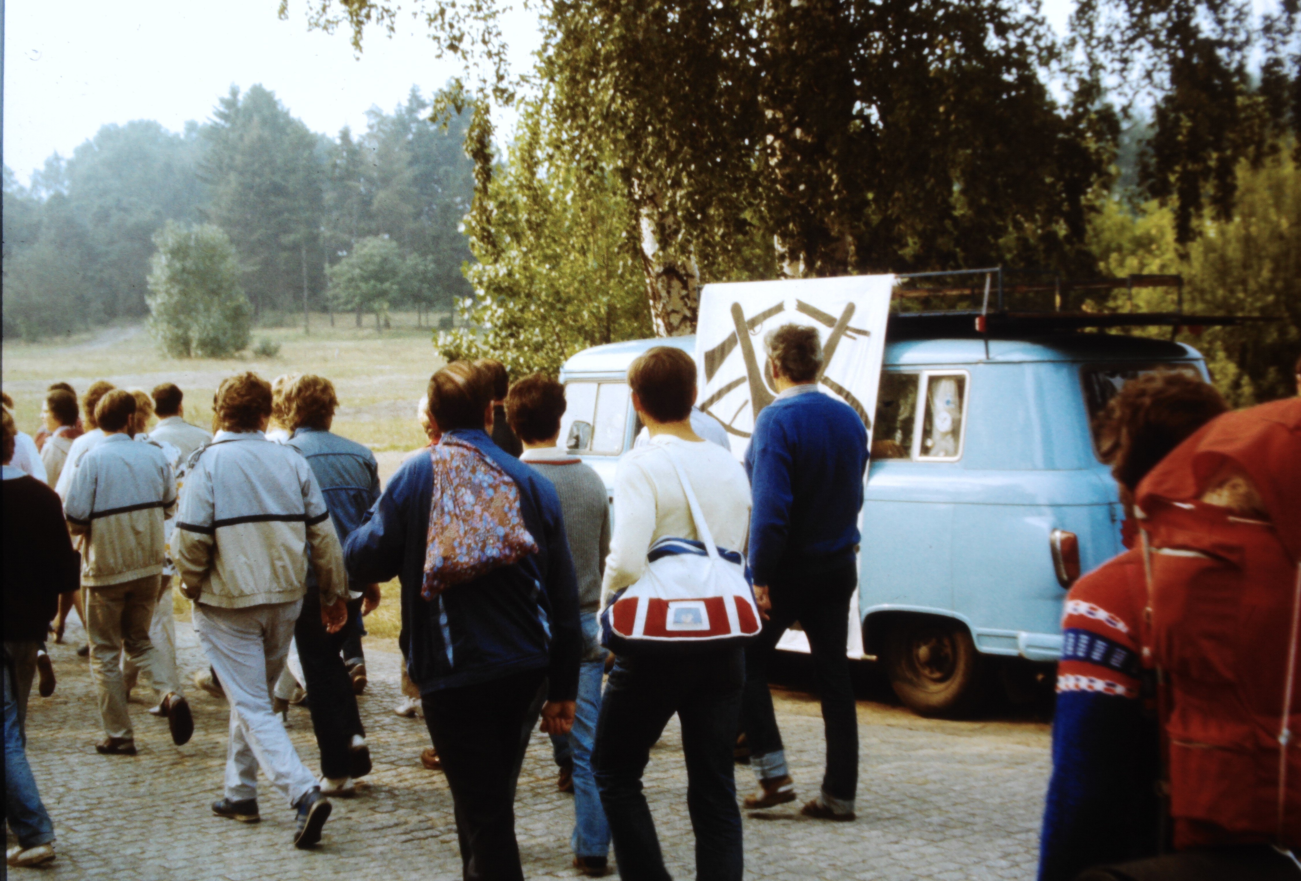 Olof-Palme-Marsch 1987: Teilnehmer vor dem Barkas mit Transparent: "Mann vor Weltkugel" (DDR Geschichtsmuseum im Dokumentationszentrum Perleberg CC BY-SA)