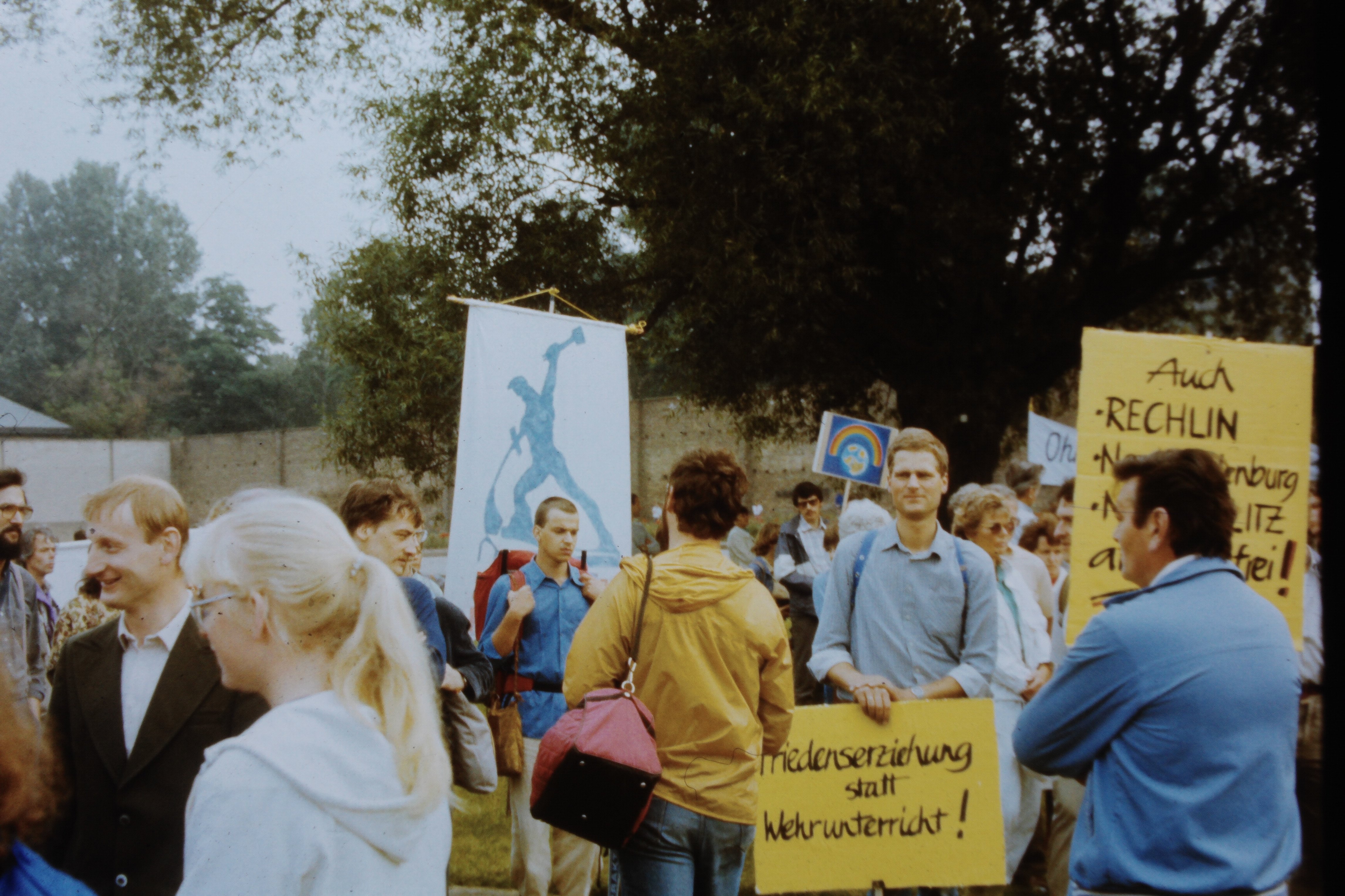 Olof-Palme-Marsch 1987: Teilnehmer mit Plakaten und Transparenten: "Schwerter zu Pflugscharen" (DDR Geschichtsmuseum im Dokumentationszentrum Perleberg CC BY-SA)