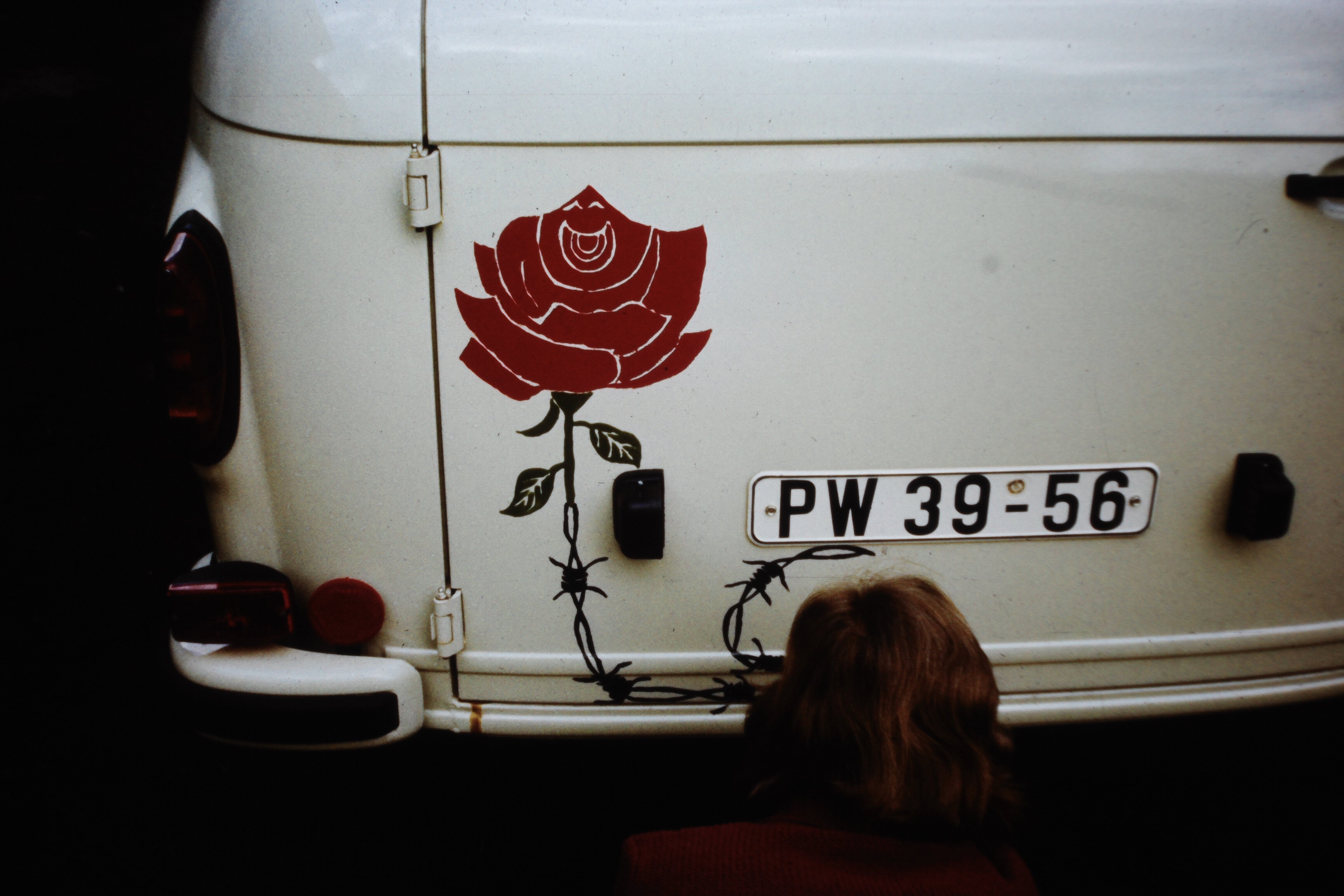 Fahrzeug: Rose und Stacheldraht (DDR Geschichtsmuseum im Dokumentationszentrum Perleberg CC BY-SA)
