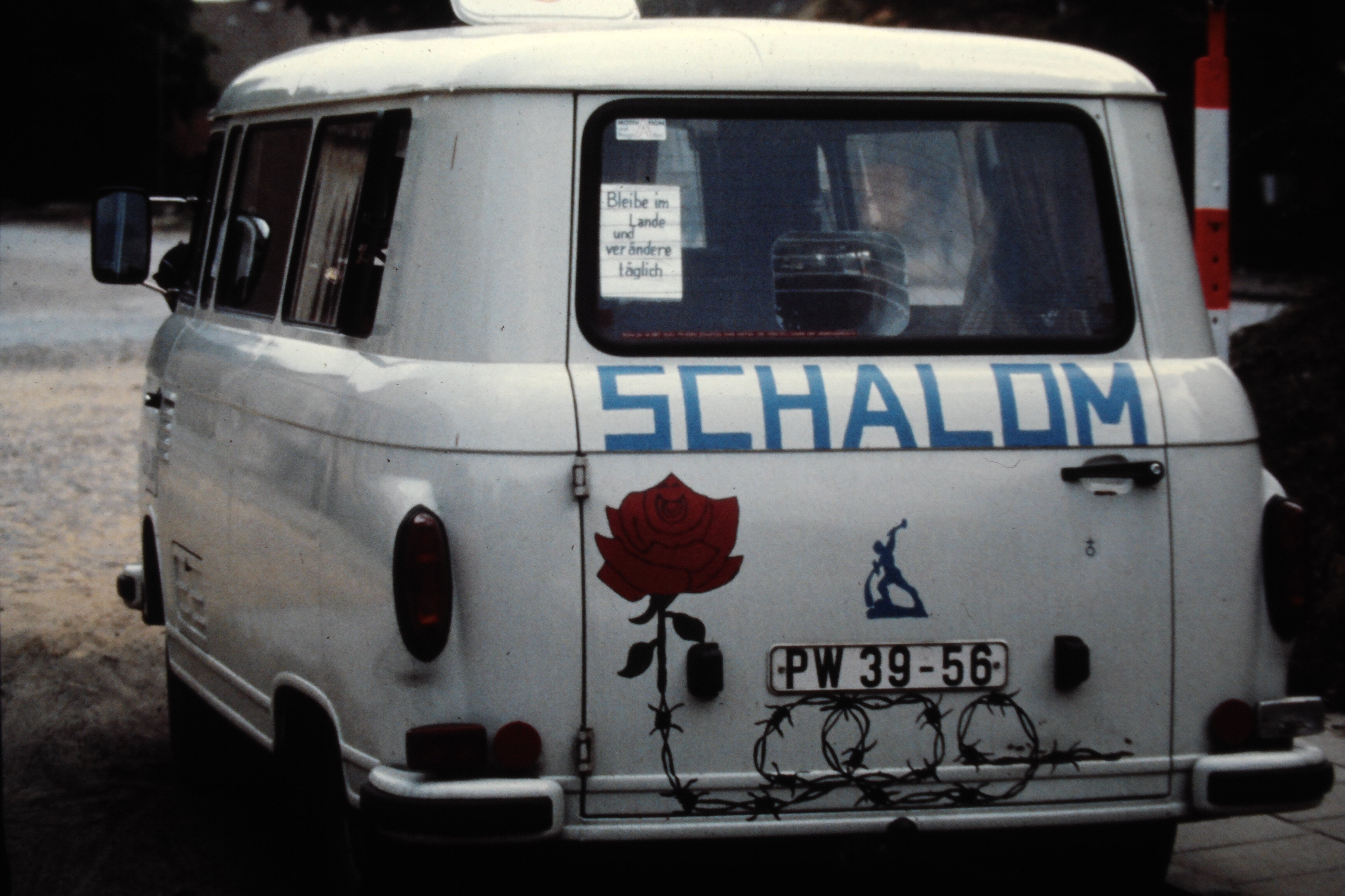 Fahrzeug: "Bleibe im Lande und verändere täglich"/Schalom" (DDR Geschichtsmuseum im Dokumentationszentrum Perleberg CC BY-SA)