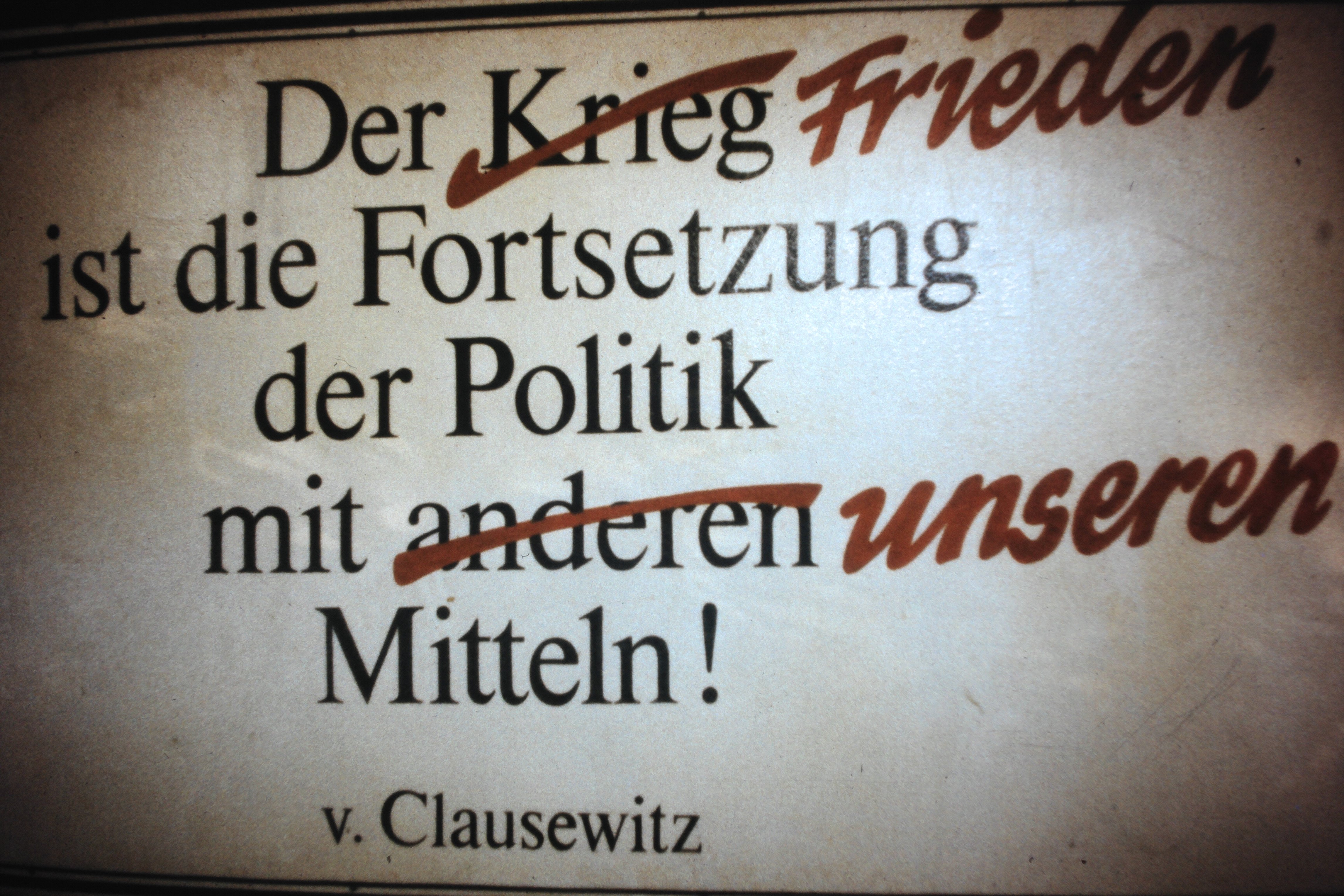 3. Friedenswerkstatt an der Berliner "Erlöserkirche" 1984: Schild mit abgewandeltem Clausewitz-Zitat (DDR Geschichtsmuseum im Dokumentationszentrum Perleberg CC BY-SA)