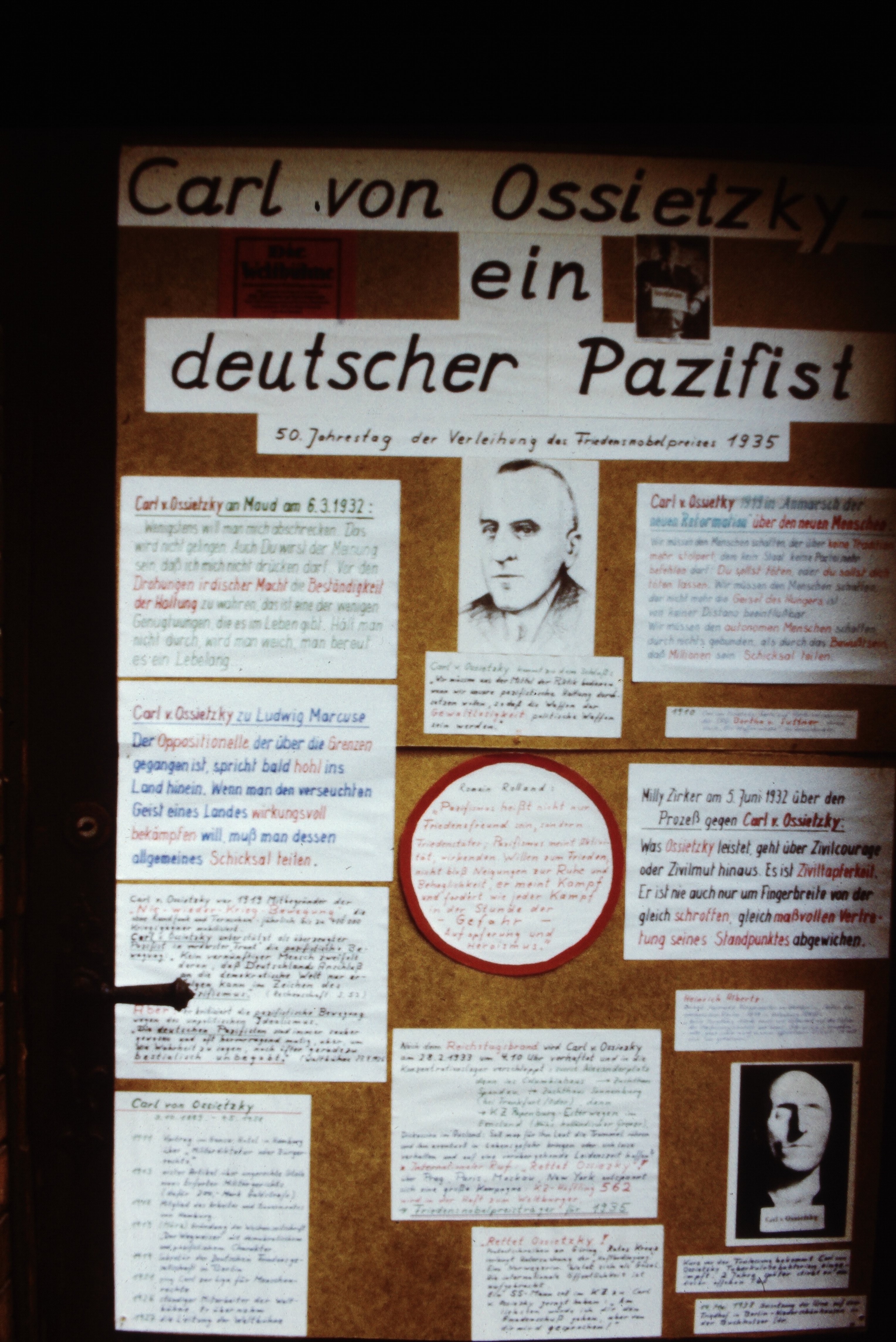 3. Friedenswerkstatt an der Berliner "Erlöserkirche" 1984: Informationstafel zu Carl von Ossietzky "ein deutscher Pazifist" (DDR Geschichtsmuseum im Dokumentationszentrum Perleberg CC BY-SA)