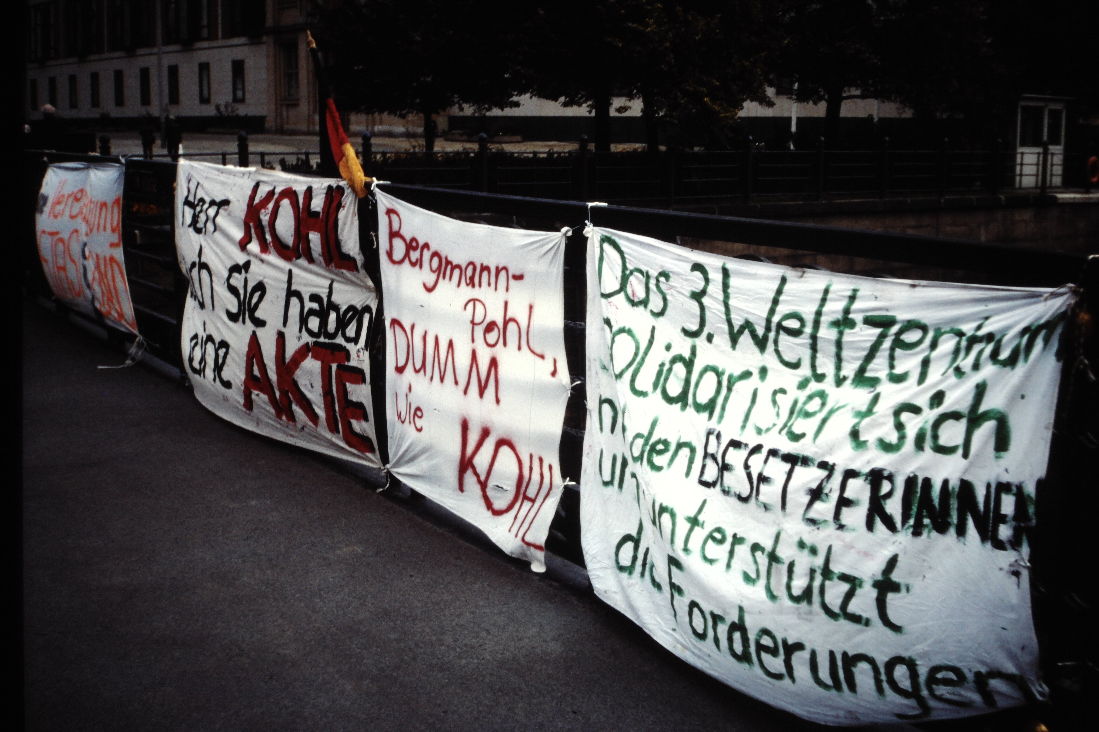 Zentrale der Staatsicherheit in Berlin: Solidarität mit den Besetzerinnen der Stasi-Zentrale (DDR Geschichtsmuseum im Dokumentationszentrum Perleberg CC BY-SA)