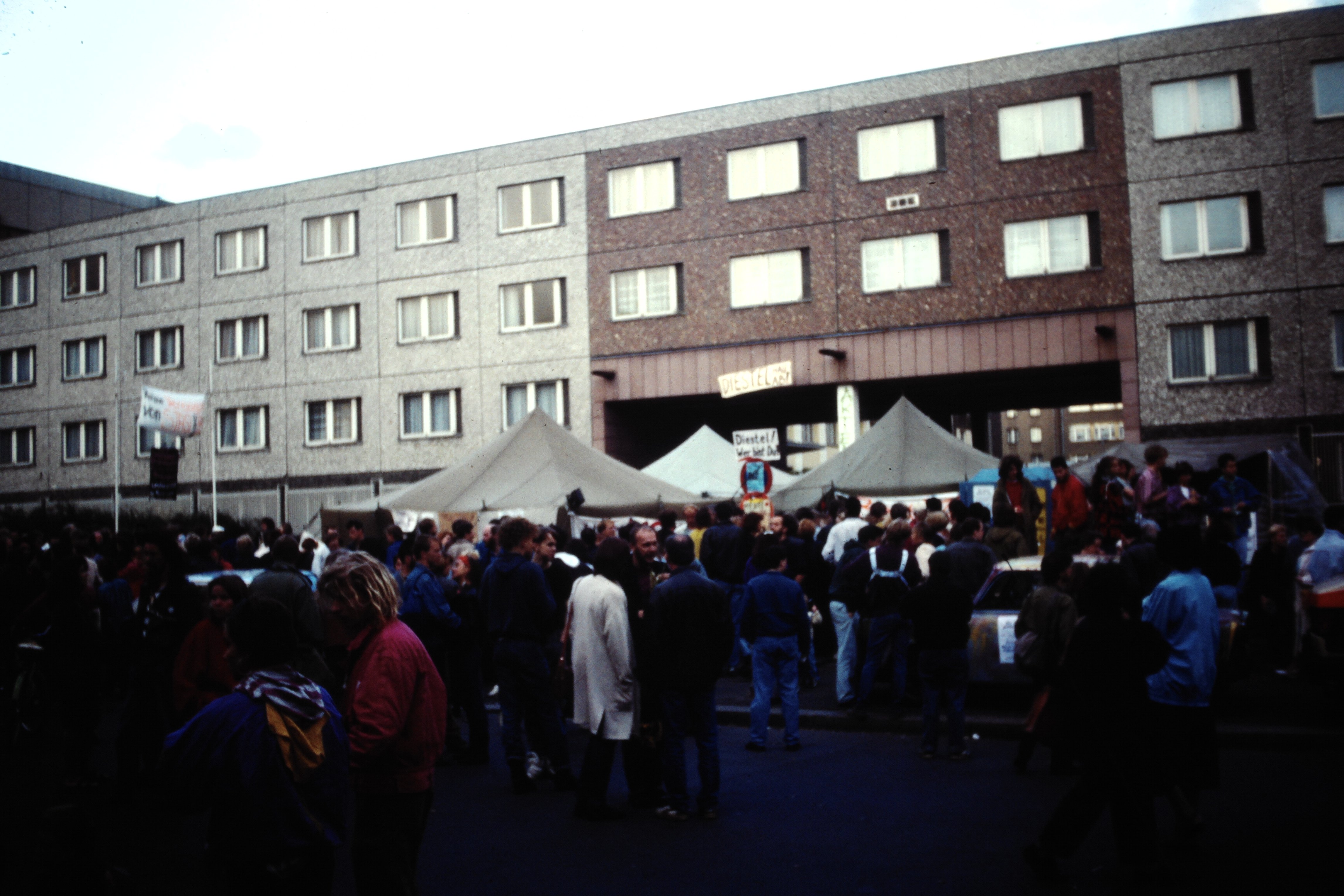 Zentrale der Staatsicherheit in Berlin: Teilnehmer einer Demonstration vor der besetzten Stasi-Zentrale (DDR Geschichtsmuseum im Dokumentationszentrum Perleberg CC BY-SA)