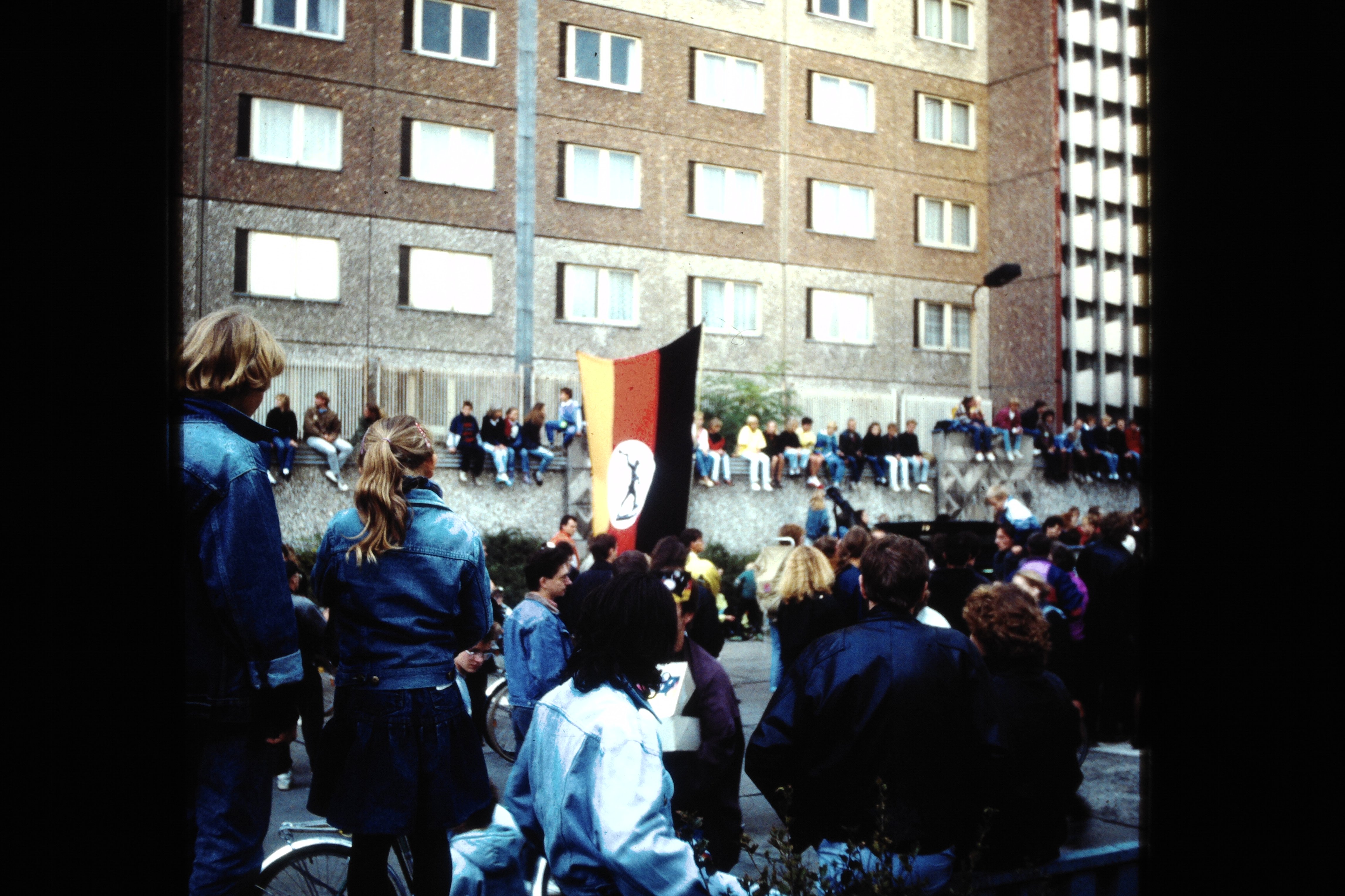 Zentrale der Staatsicherheit in Berlin: Teilnehmer einer Demonstration vor der besetzten Stasi-Zentrale (DDR Geschichtsmuseum im Dokumentationszentrum Perleberg CC BY-SA)