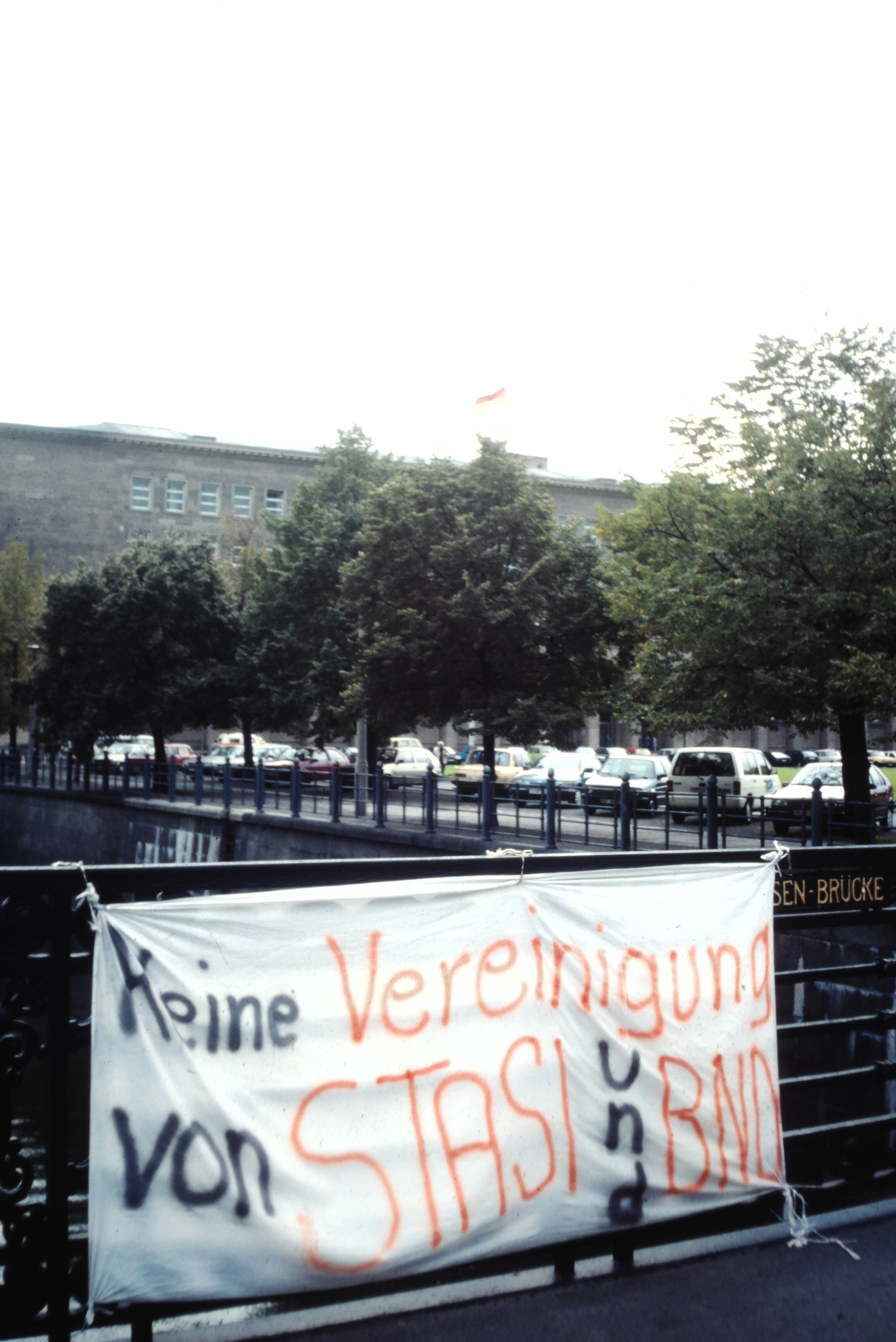 Zentrale der Staatsicherheit in Berlin: Transparent mit der Aufschrift "Keine Vereinigung von Stasi und BND" (DDR Geschichtsmuseum im Dokumentationszentrum Perleberg CC BY-SA)