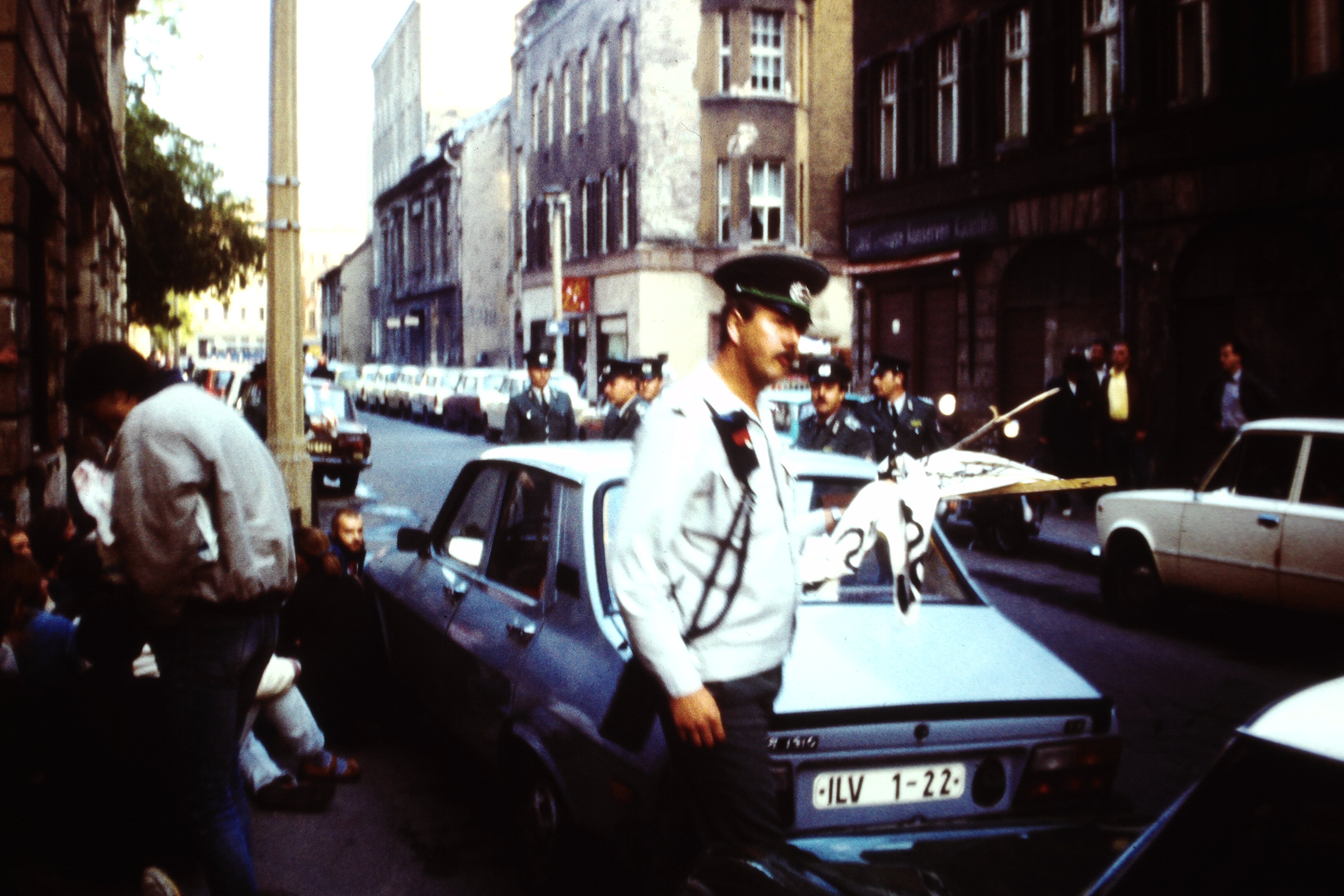 Wahl in Ost-Berlin am 07. Mai 1989: Teilnehmer einer Sitzblockade und Volkspolizisten (DDR Geschichtsmuseum im Dokumentationszentrum Perleberg CC BY-SA)