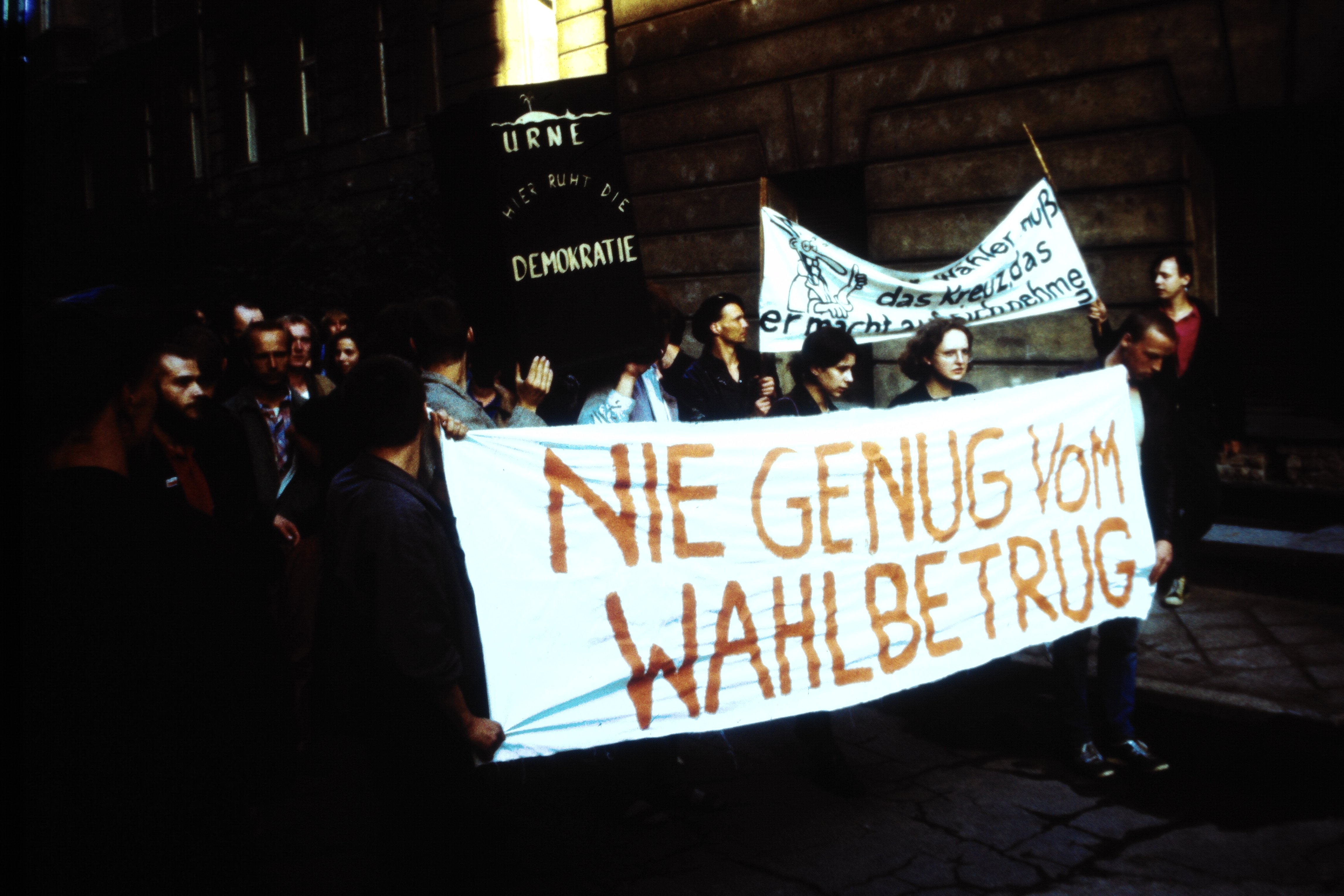 Wahl in Ost-Berlin am 07. Mai 1989: Transparent mit der Aufschrift "Nie genug vom Wahlbetrug" (DDR Geschichtsmuseum im Dokumentationszentrum Perleberg CC BY-SA)