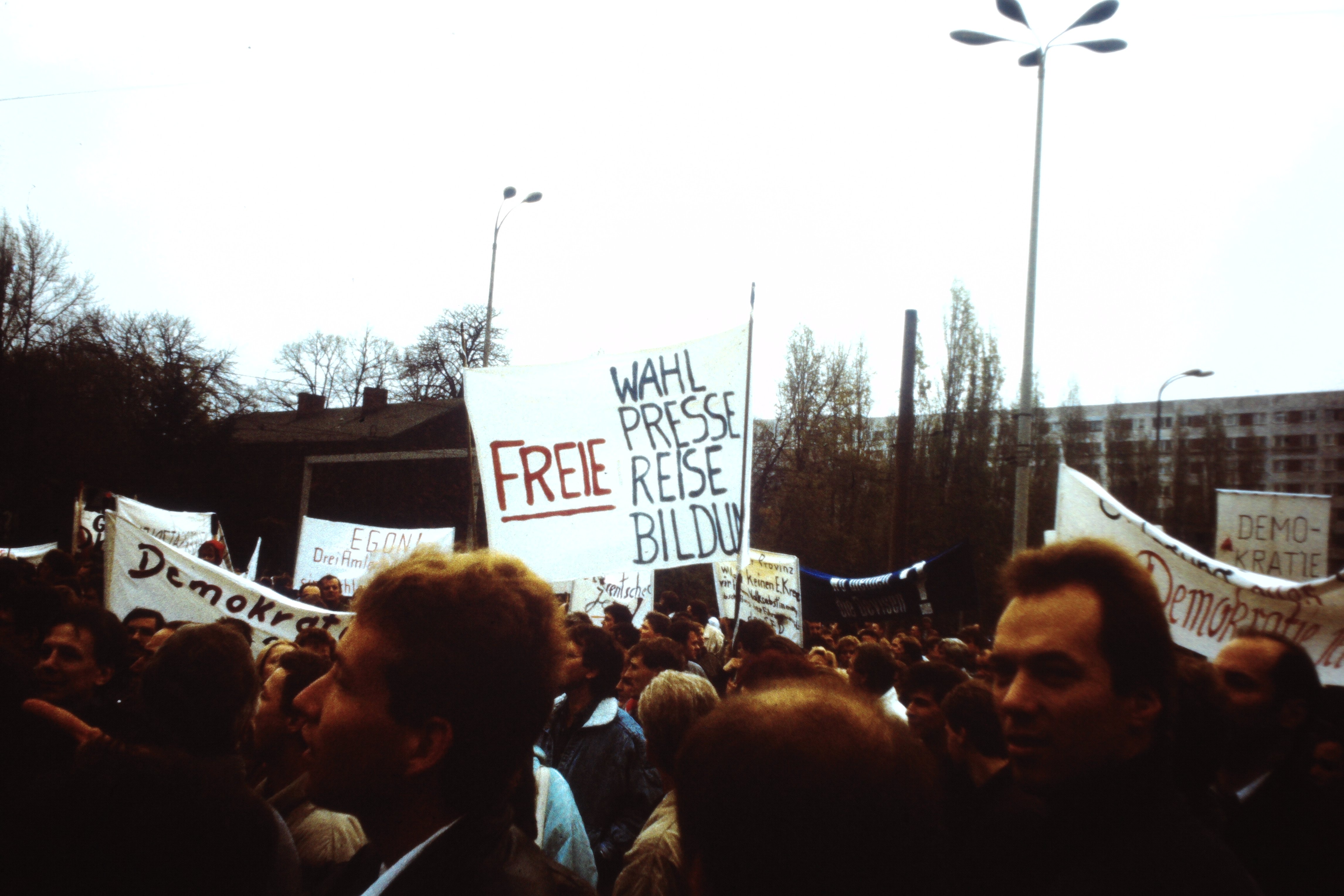 Großdemonstration in Ost-Berlin am 04. November 1989: Demonstranten an der Ecke Mollstraße/Karl-Liebknecht-Straße (DDR Geschichtsmuseum im Dokumentationszentrum Perleberg CC BY-SA)