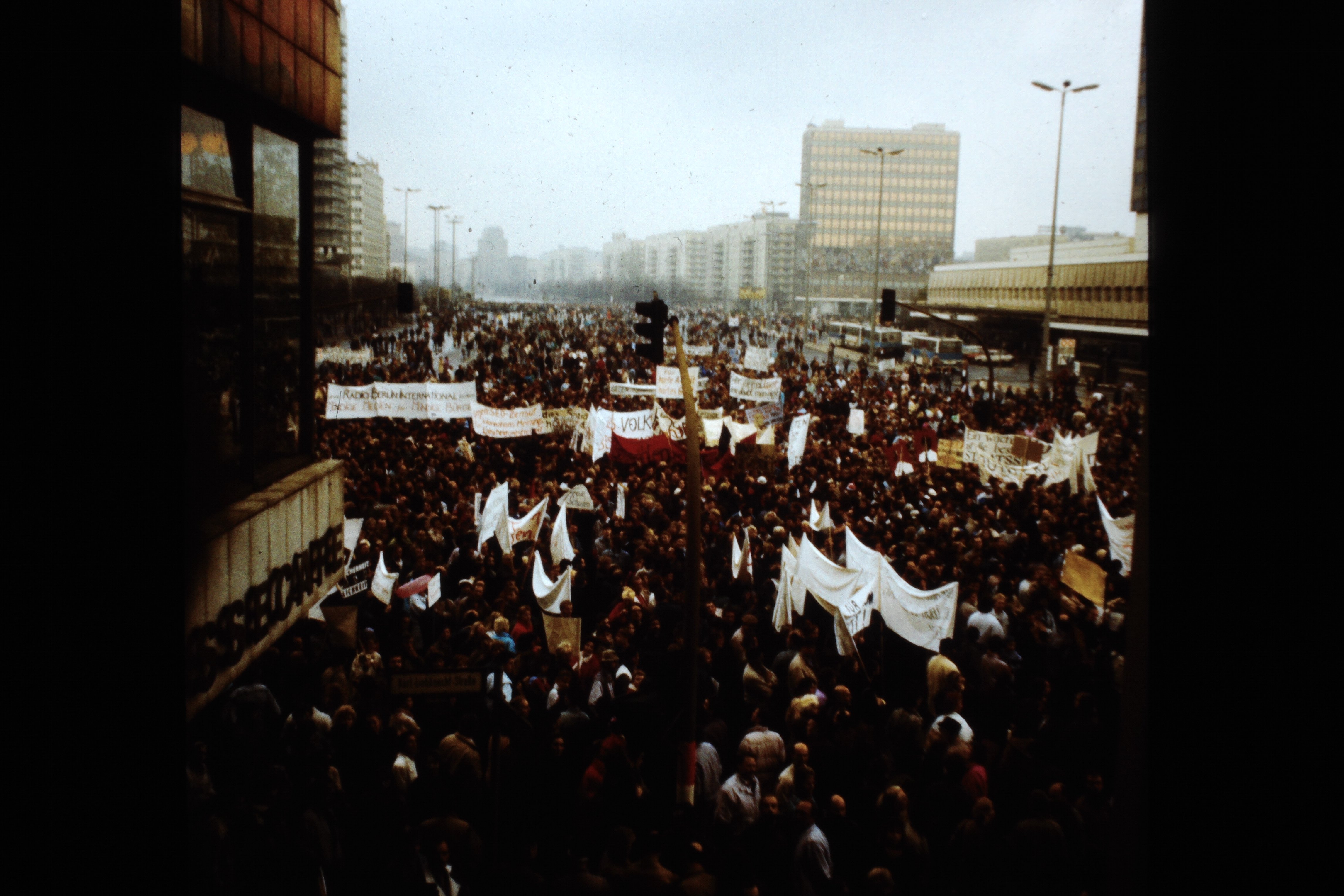 Großdemonstration in Ost-Berlin am 04. November 1989: Demonstranten auf der Karl-Liebknecht-Straße (DDR Geschichtsmuseum im Dokumentationszentrum Perleberg CC BY-SA)