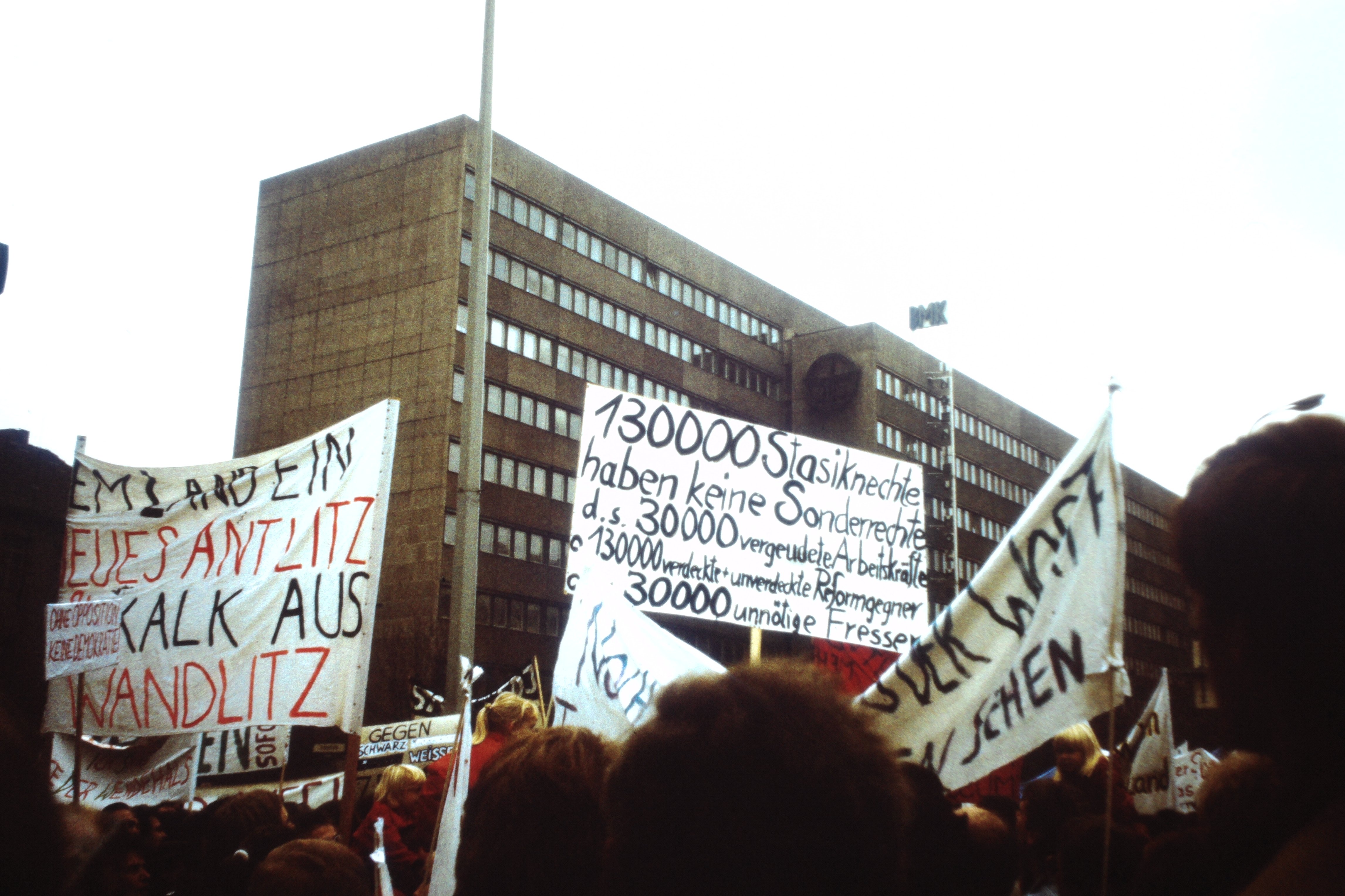 Großdemonstration in Ost-Berlin am 04. November 1989: Demonstranten mit Transparenten und Plakaten auf der Karl-Liebknecht-Straße (DDR Geschichtsmuseum im Dokumentationszentrum Perleberg CC BY-SA)
