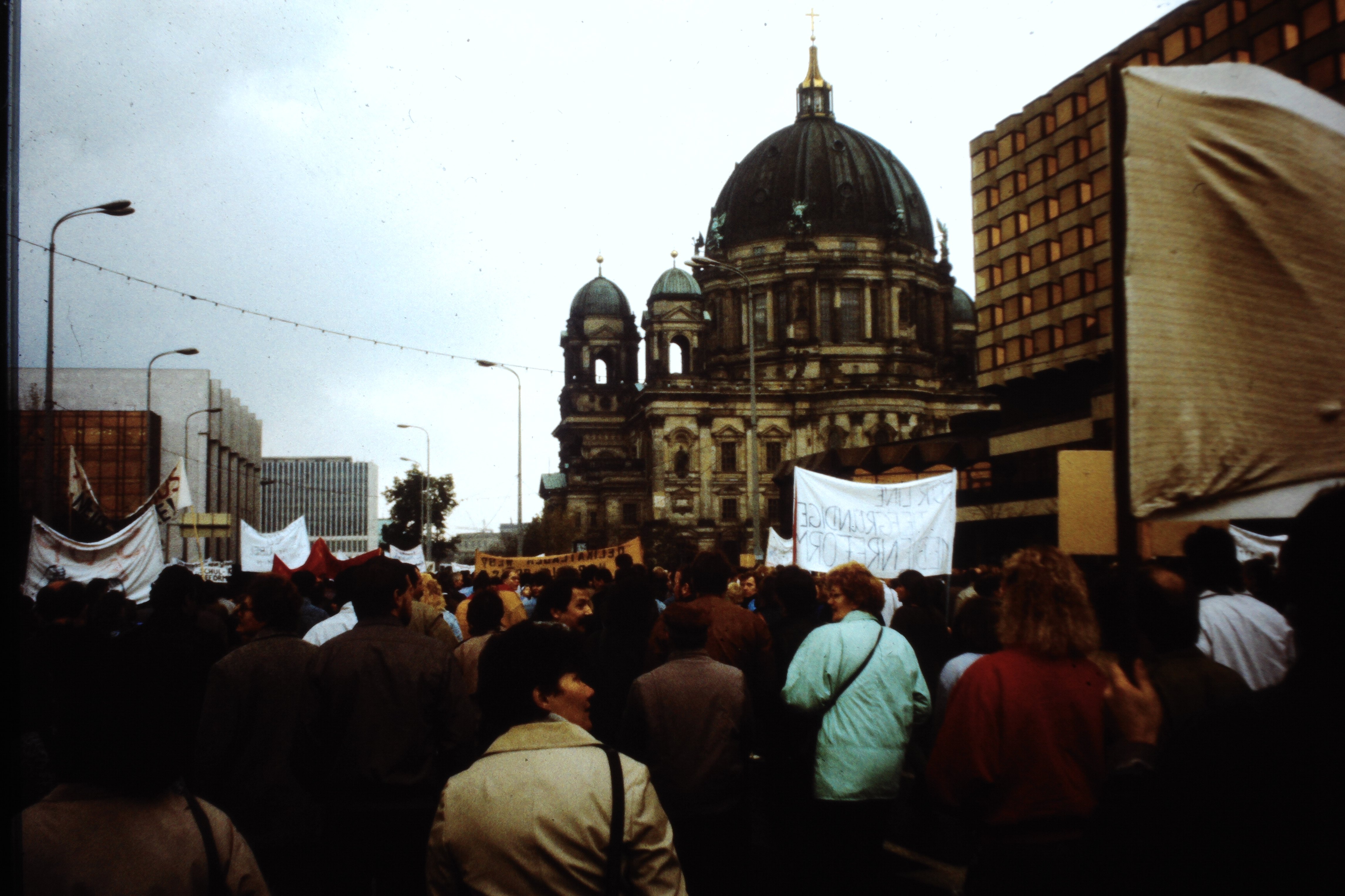 Großdemonstration in Ost-Berlin am 04. November 1989: Demonstranten vor dem Palast der Republik und Berliner Dom (DDR Geschichtsmuseum im Dokumentationszentrum Perleberg CC BY-SA)