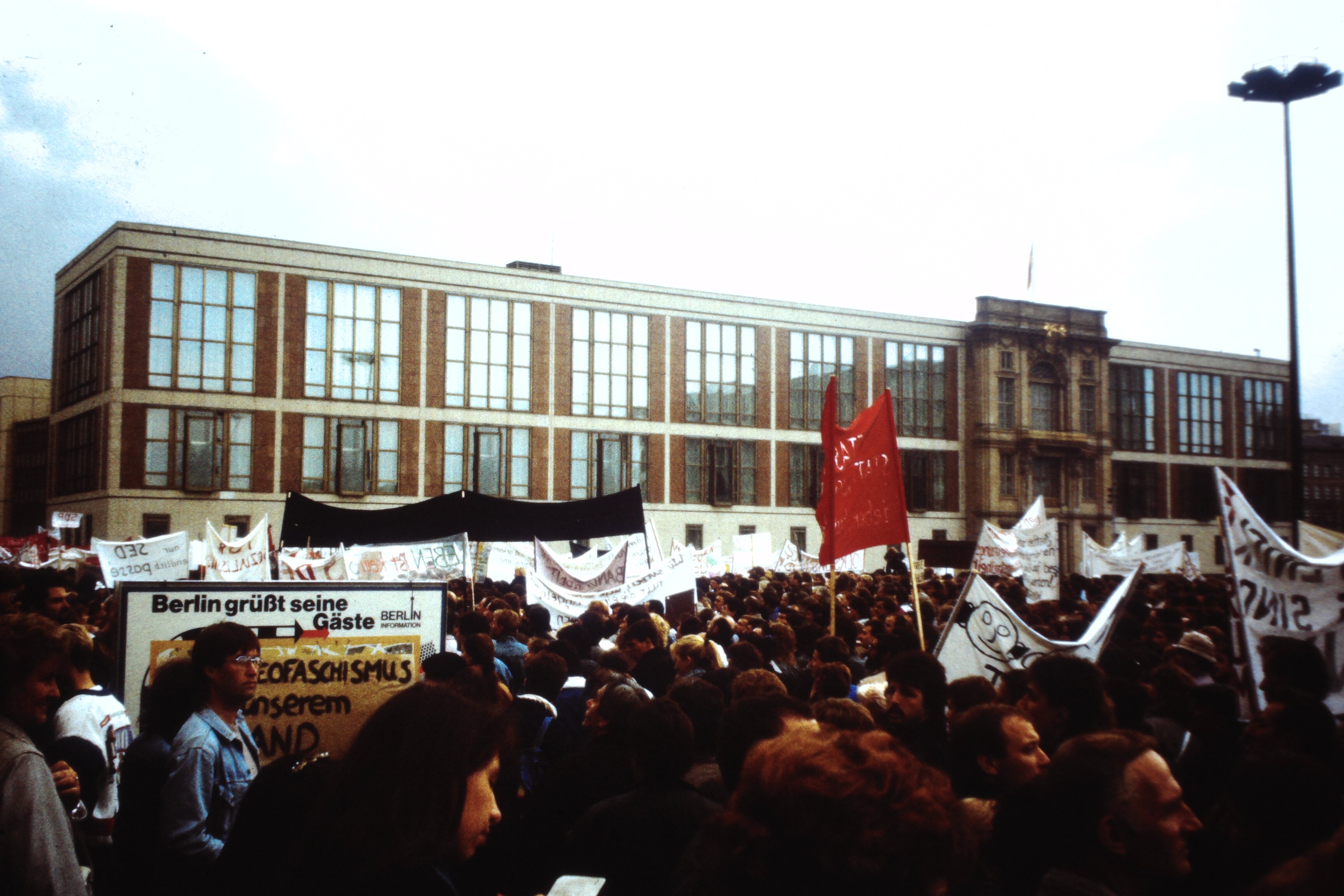 Großdemonstration in Ost-Berlin am 04. November 1989: Demonstranten vor dem Staatsratsgebäude (DDR Geschichtsmuseum im Dokumentationszentrum Perleberg CC BY-SA)