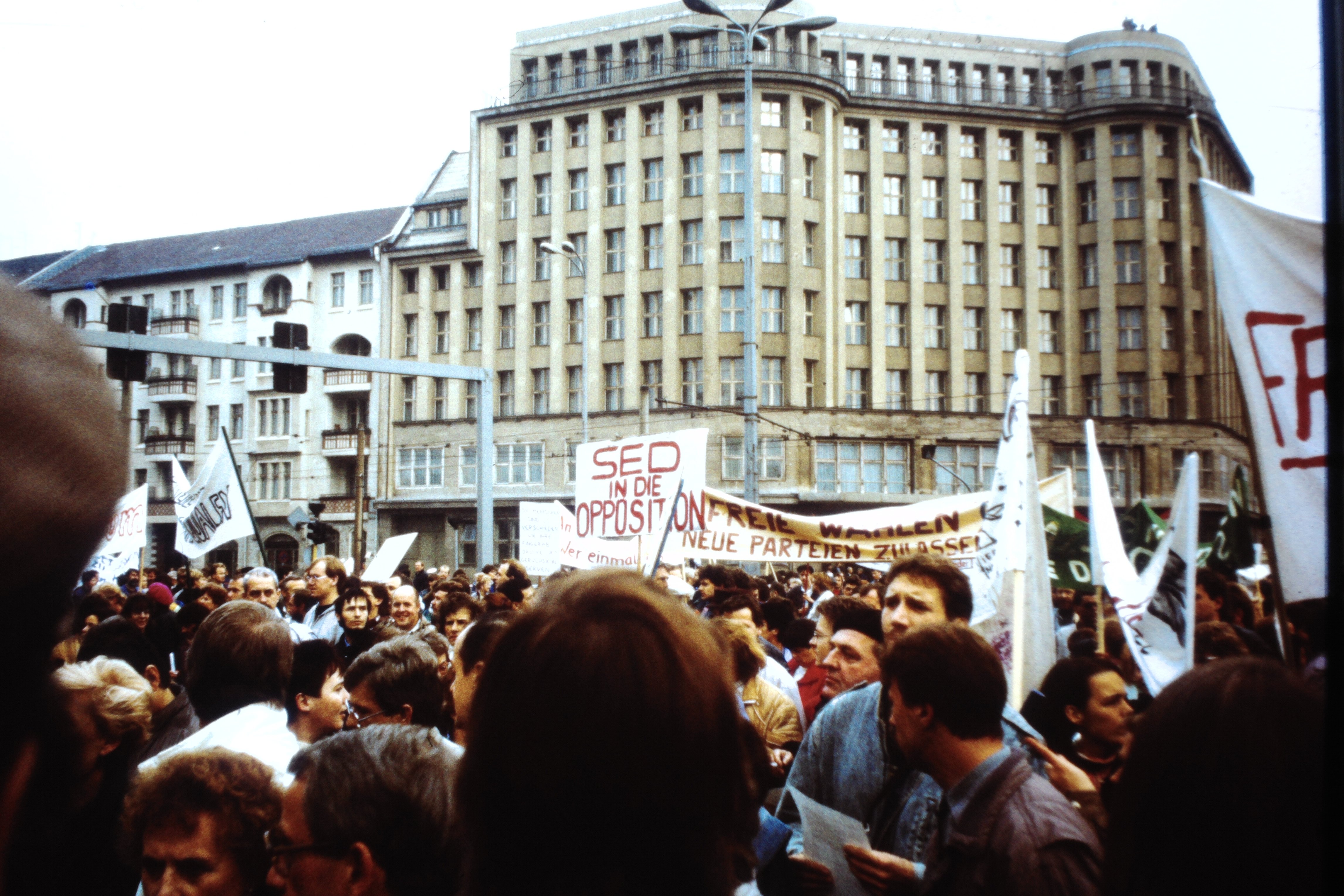 Großdemonstration in Ost-Berlin am 04. November 1989: Demonstranten an der Ecke Torstraße/Karl-Liebknecht-Straße (DDR Geschichtsmuseum im Dokumentationszentrum Perleberg CC BY-SA)