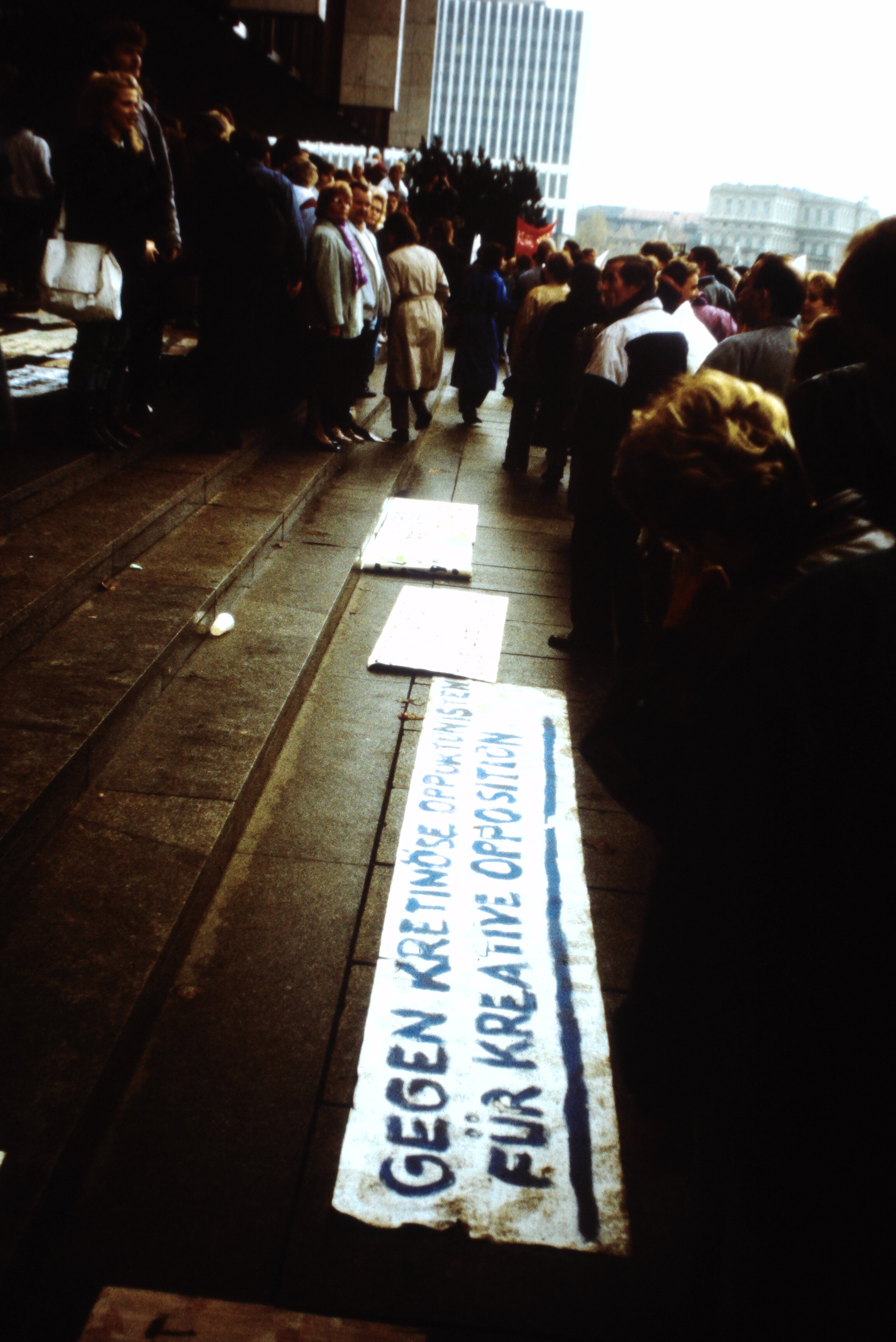 Großdemonstration in Ost-Berlin am 04. November 1989: Transparent mit der Aufschrift: "Gegen kretinöse Opportunisten für kreative Opposition" (DDR Geschichtsmuseum im Dokumentationszentrum Perleberg CC BY-SA)