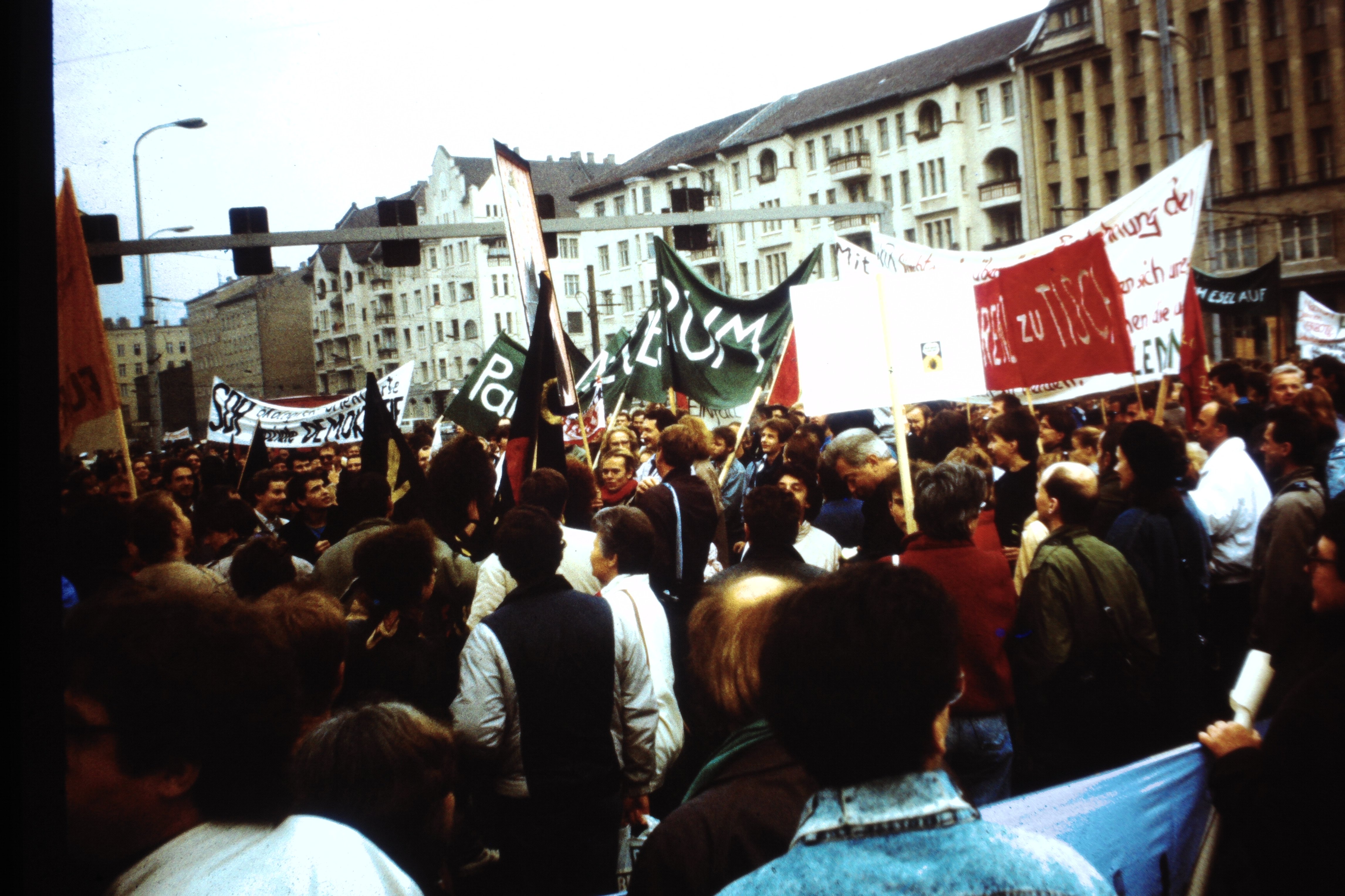 Großdemonstration in Ost-Berlin am 04. November 1989: Demonstranten auf der Torstraße (DDR Geschichtsmuseum im Dokumentationszentrum Perleberg CC BY-SA)
