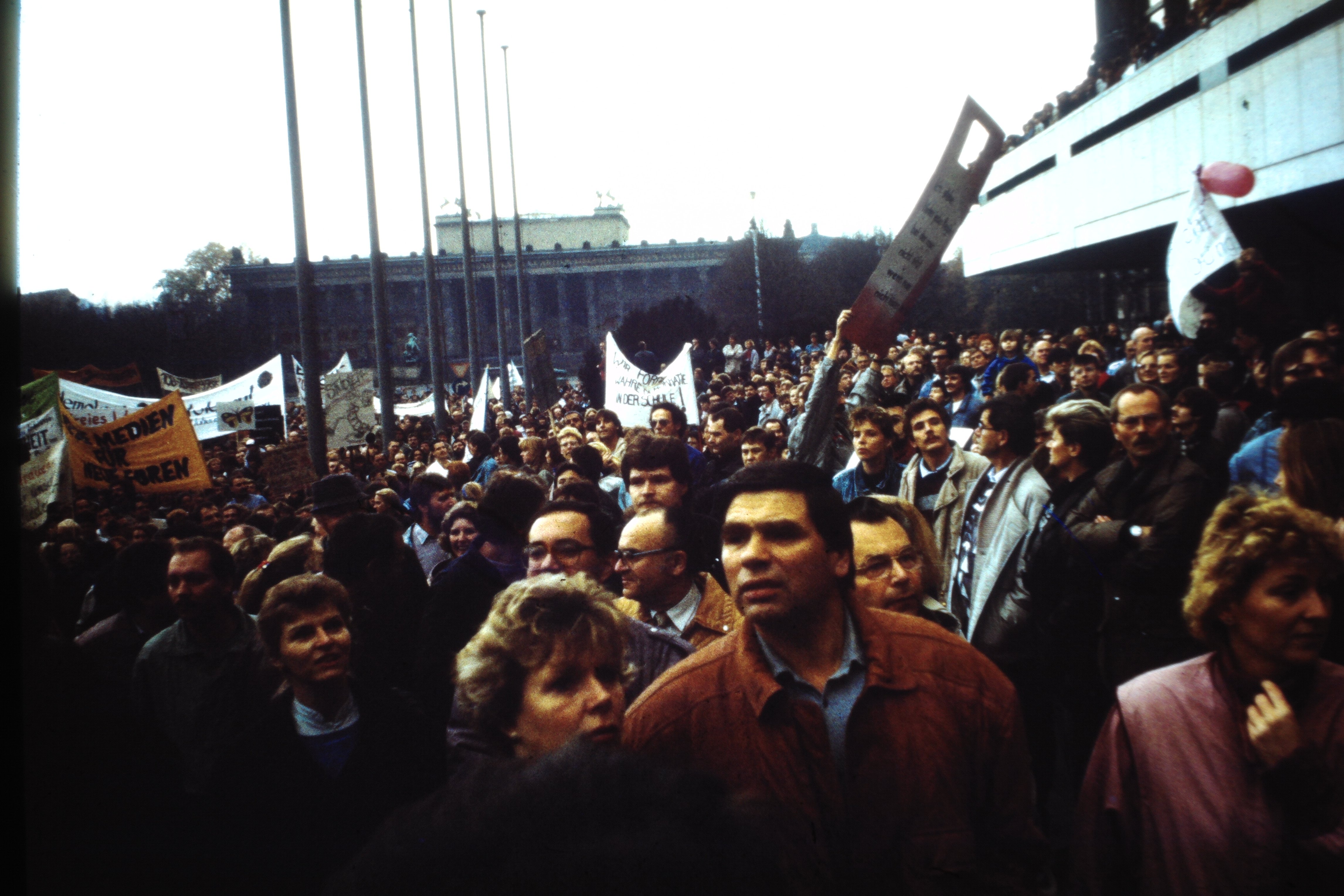 Großdemonstration in Ost-Berlin am 04. November 1989: Demonstranten vor dem Palast der Republik (DDR Geschichtsmuseum im Dokumentationszentrum Perleberg CC BY-SA)