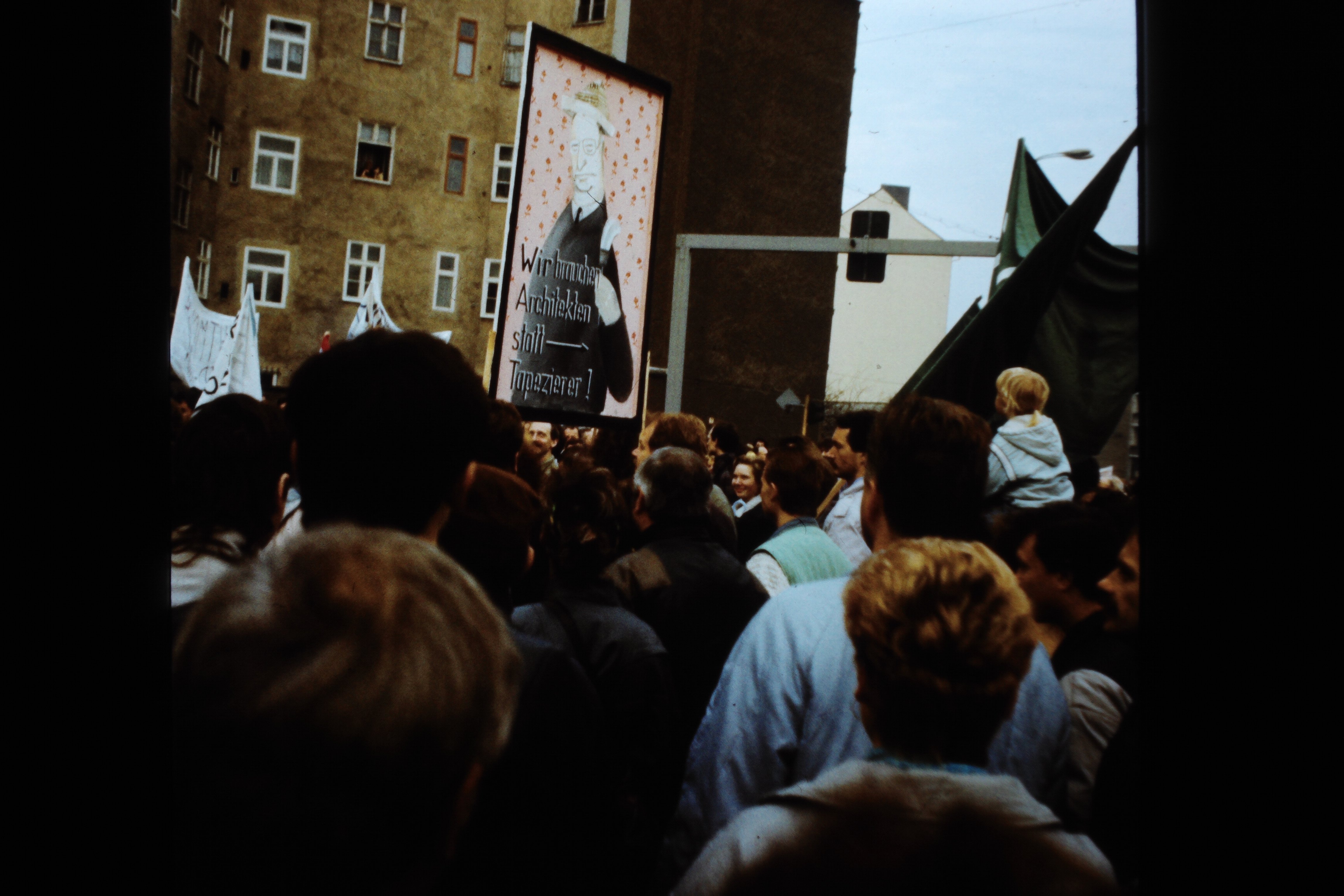 Großdemonstration in Ost-Berlin am 04. November 1989: Plakat mit der Aufschrift: "Wir brauchen Architekten statt Tapezierer" (DDR Geschichtsmuseum im Dokumentationszentrum Perleberg CC BY-SA)