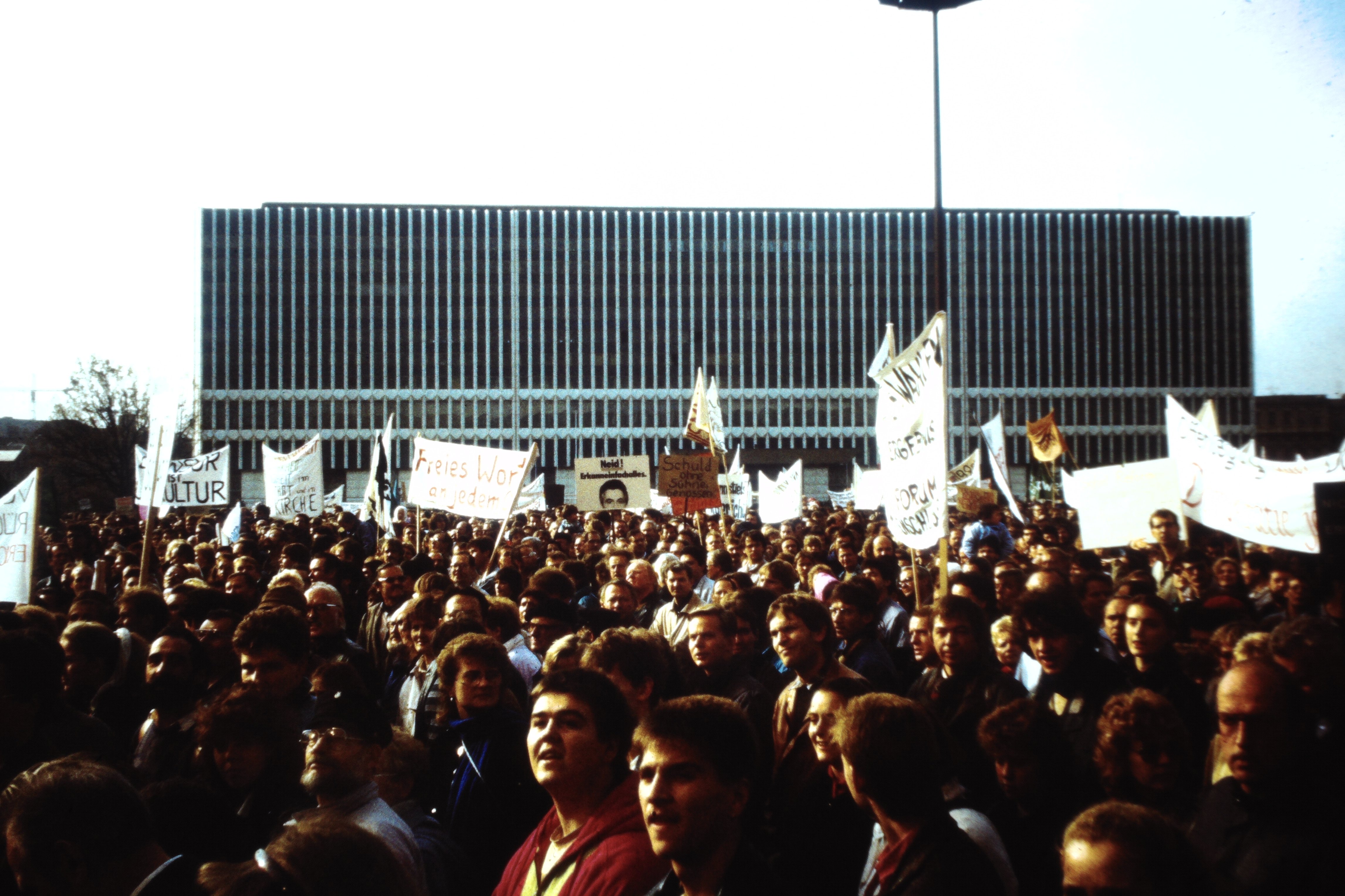 Großdemonstration in Ost-Berlin am 04. November 1989: Demonstranten vor dem Außenministerium (DDR Geschichtsmuseum im Dokumentationszentrum Perleberg CC BY-SA)